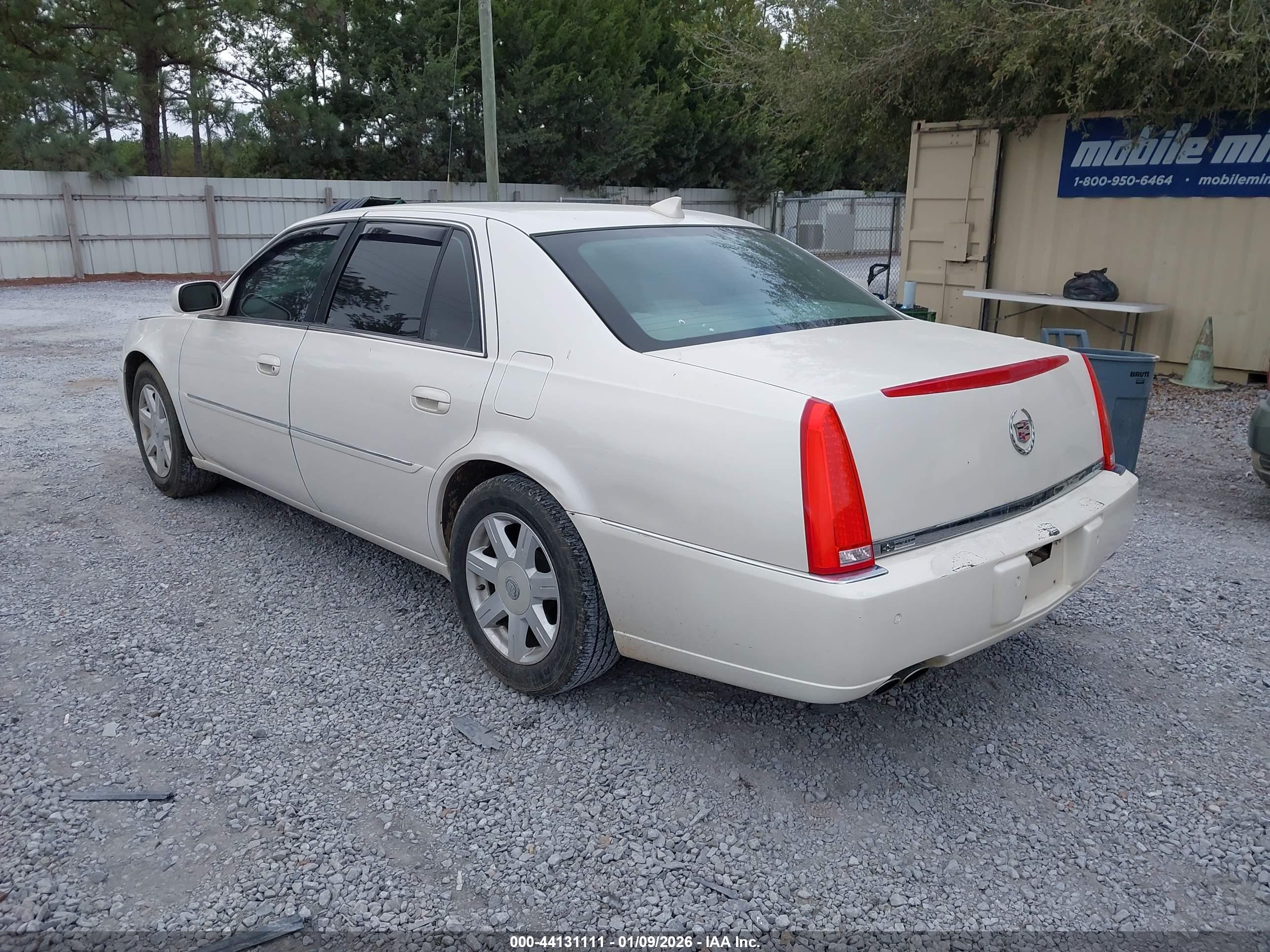 CADILLAC DTS image 3