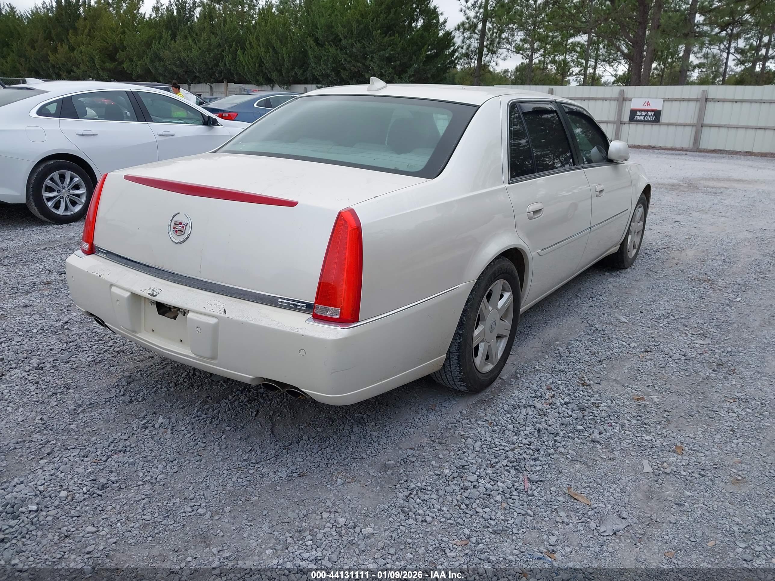 CADILLAC DTS image 4