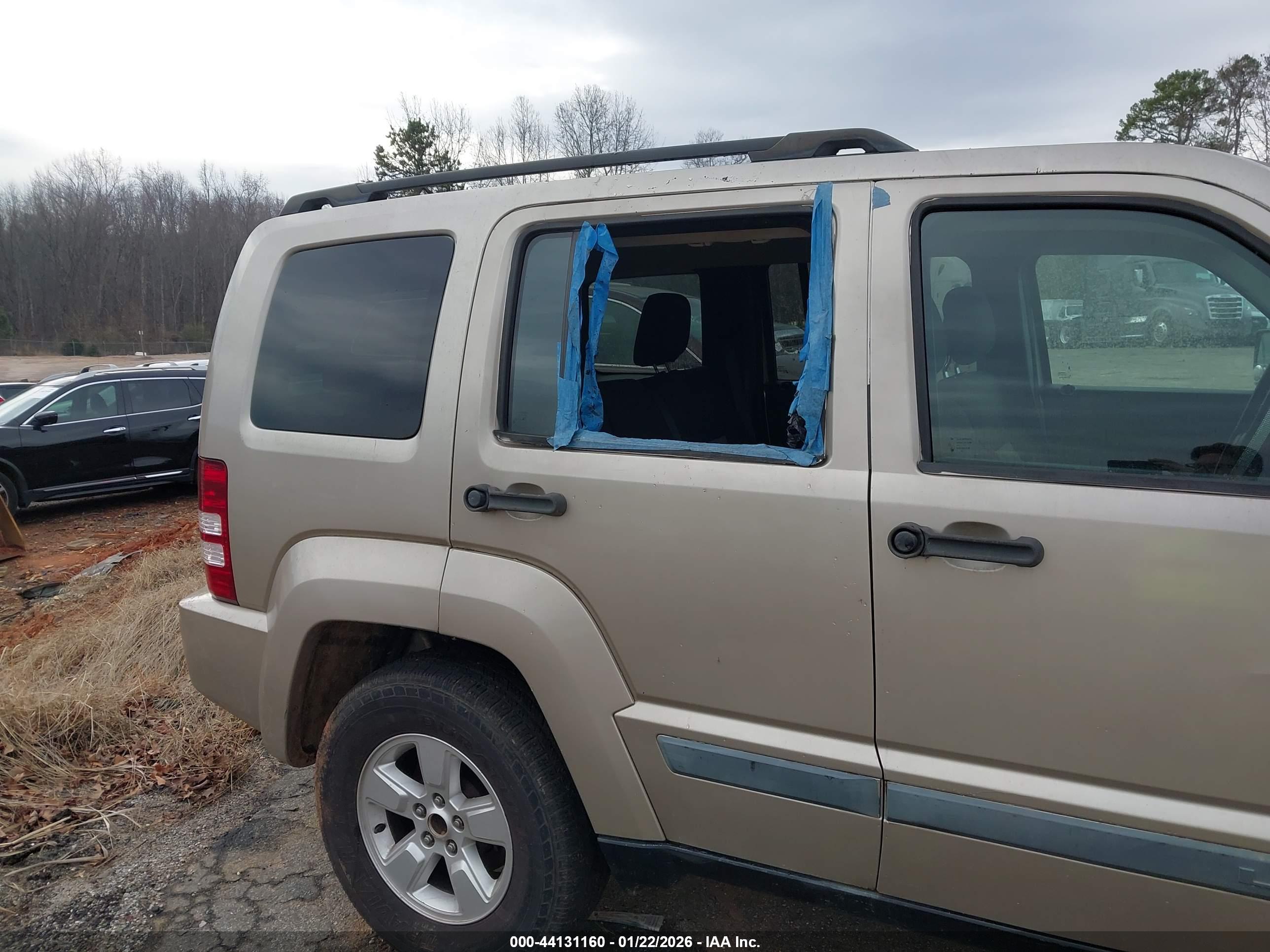 JEEP LIBERTY image 6