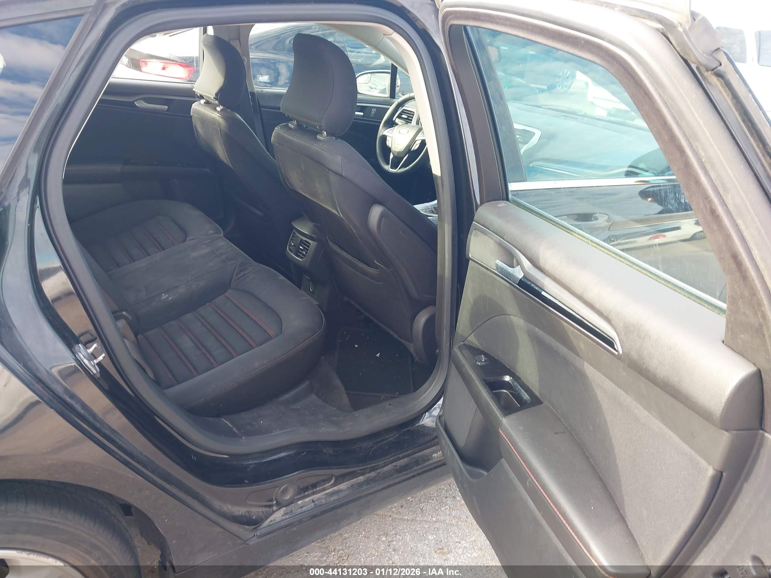 FORD FUSION image 8