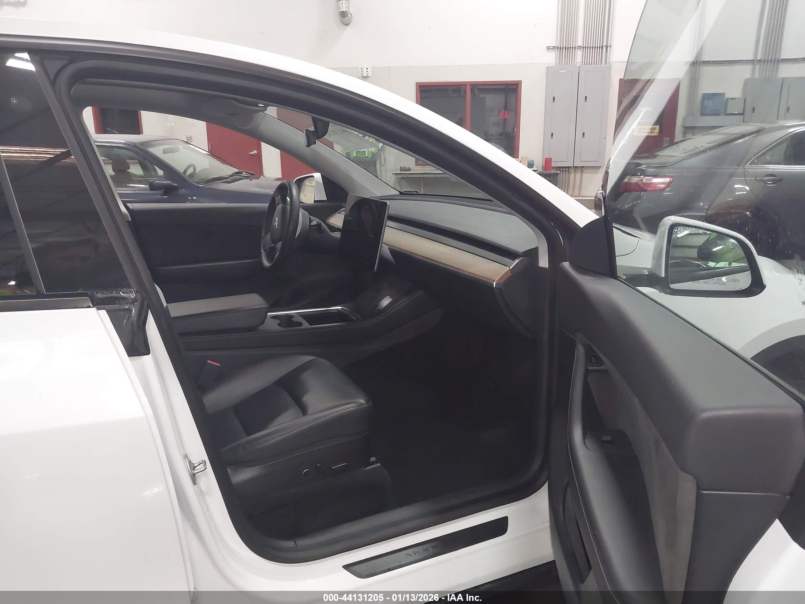 TESLA MODEL image 5