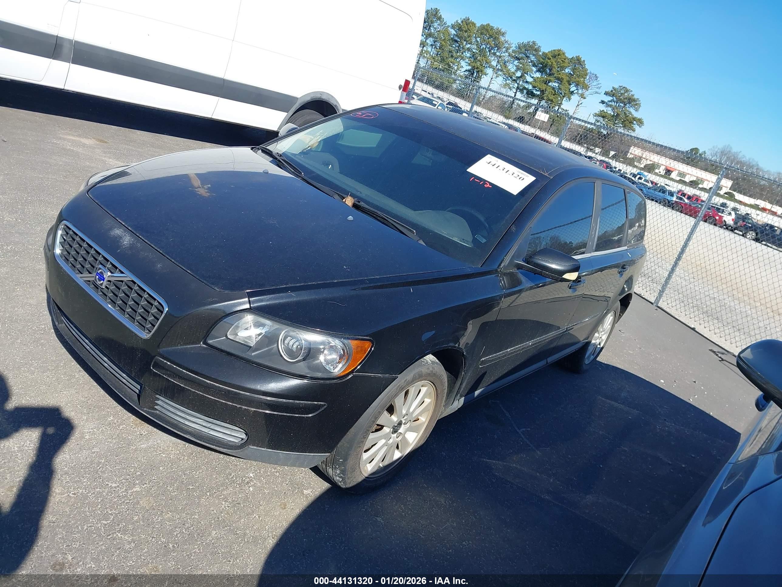 VOLVO V50 image 2