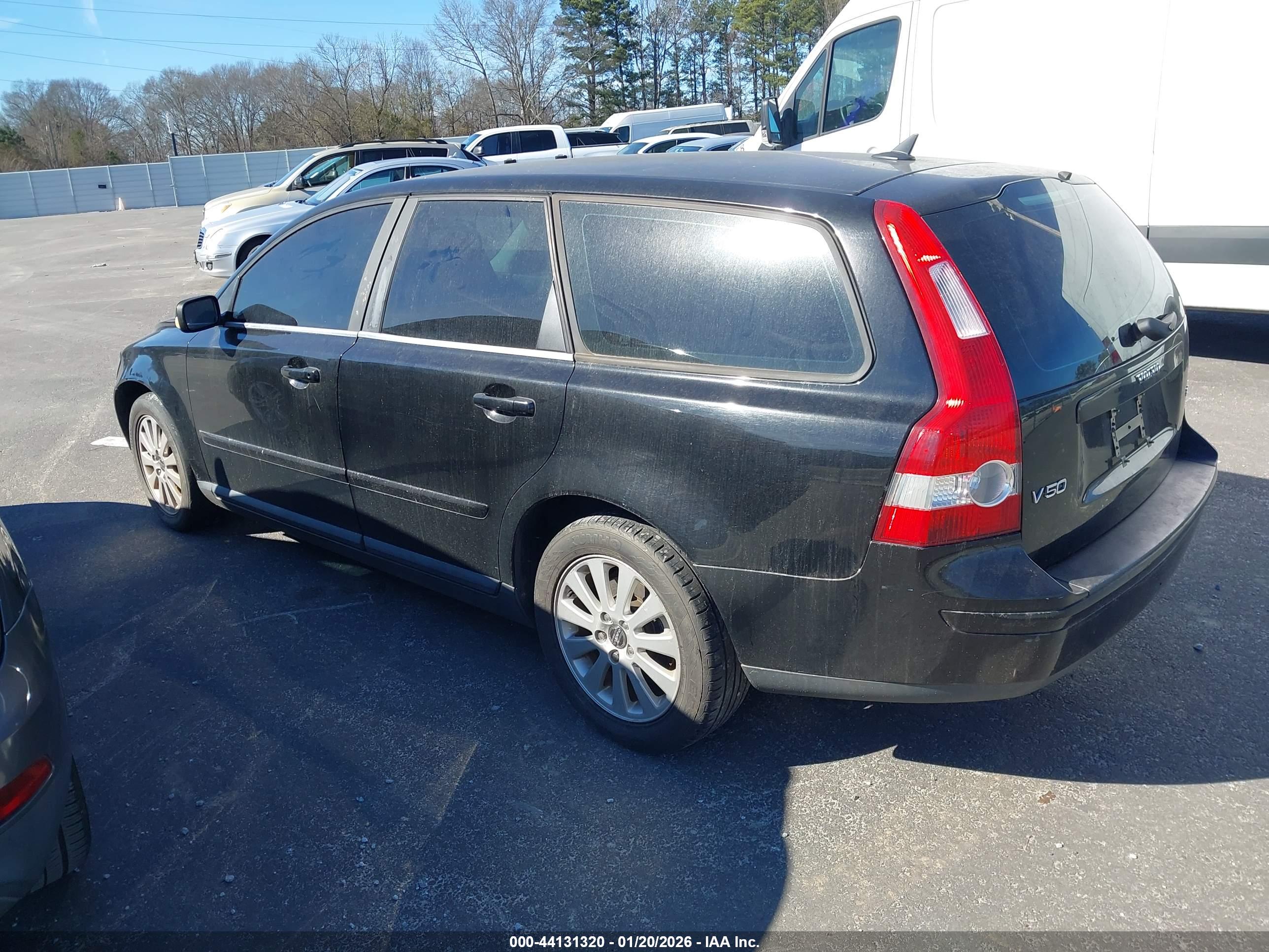 VOLVO V50 image 3