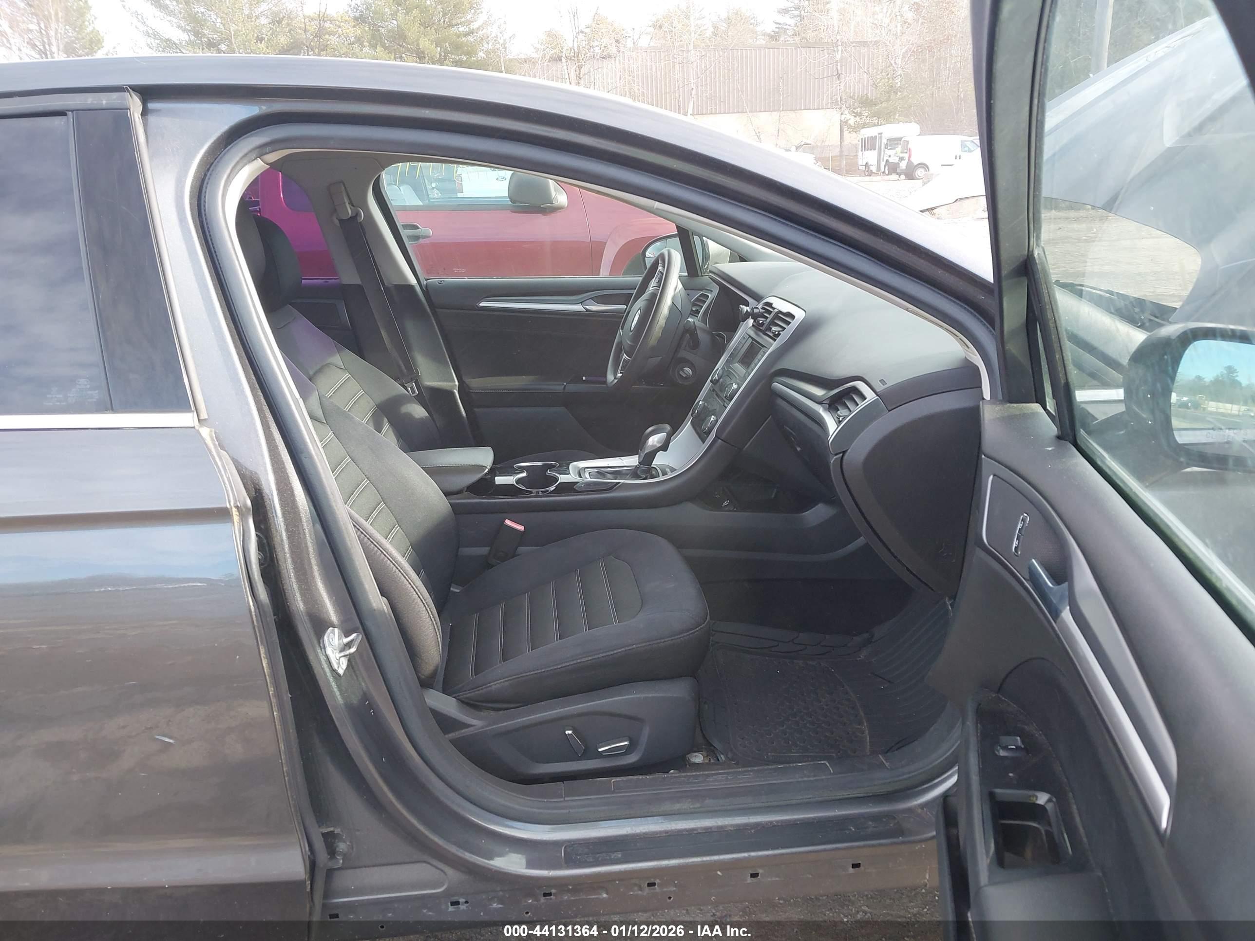 FORD FUSION image 5