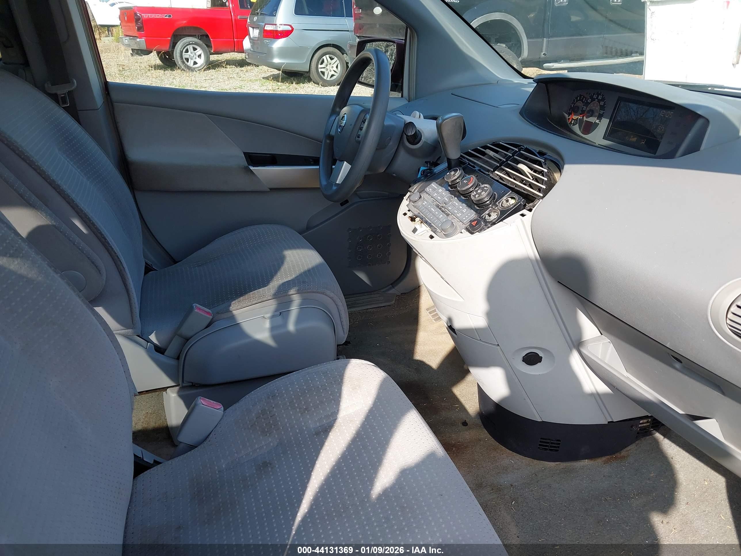 NISSAN QUEST image 5