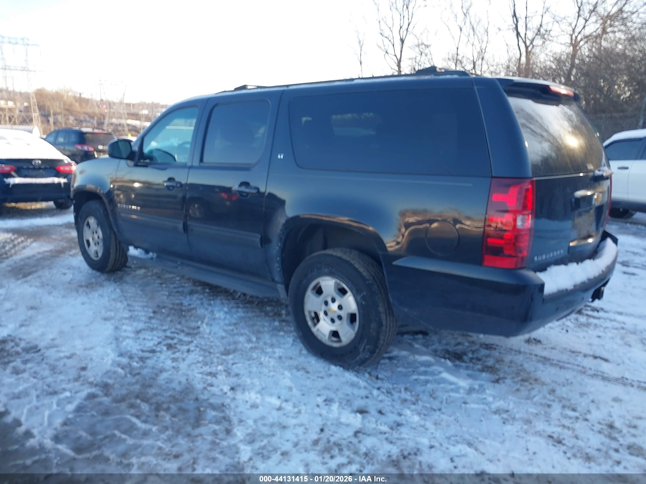 CHEVROLET SUBURBAN image 3