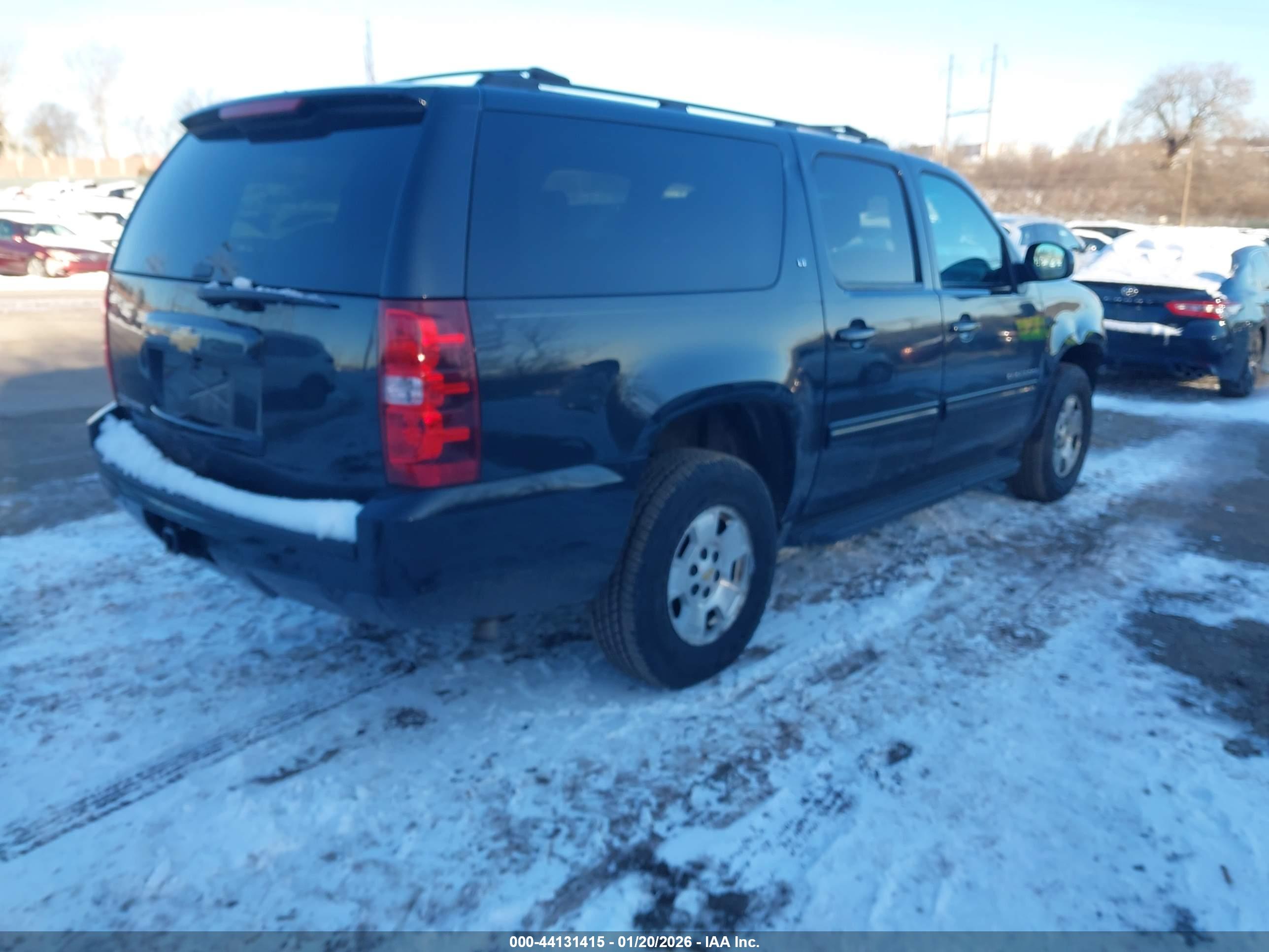 CHEVROLET SUBURBAN image 4