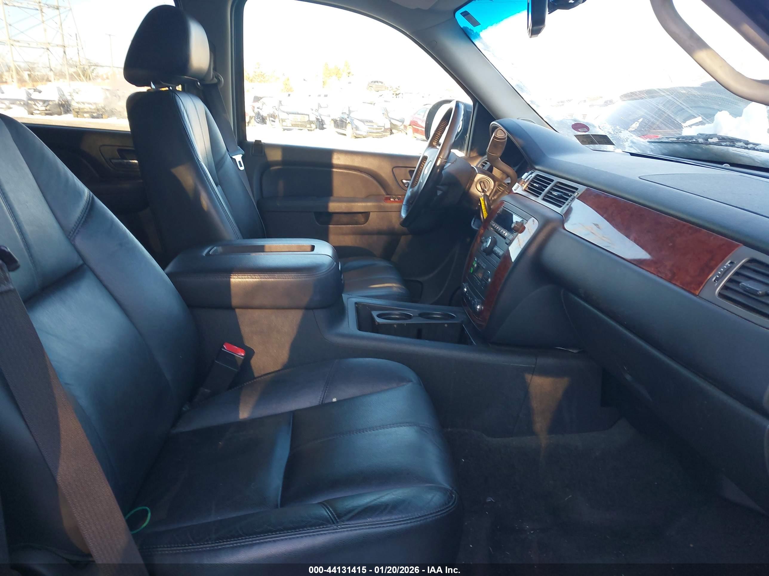 CHEVROLET SUBURBAN image 5