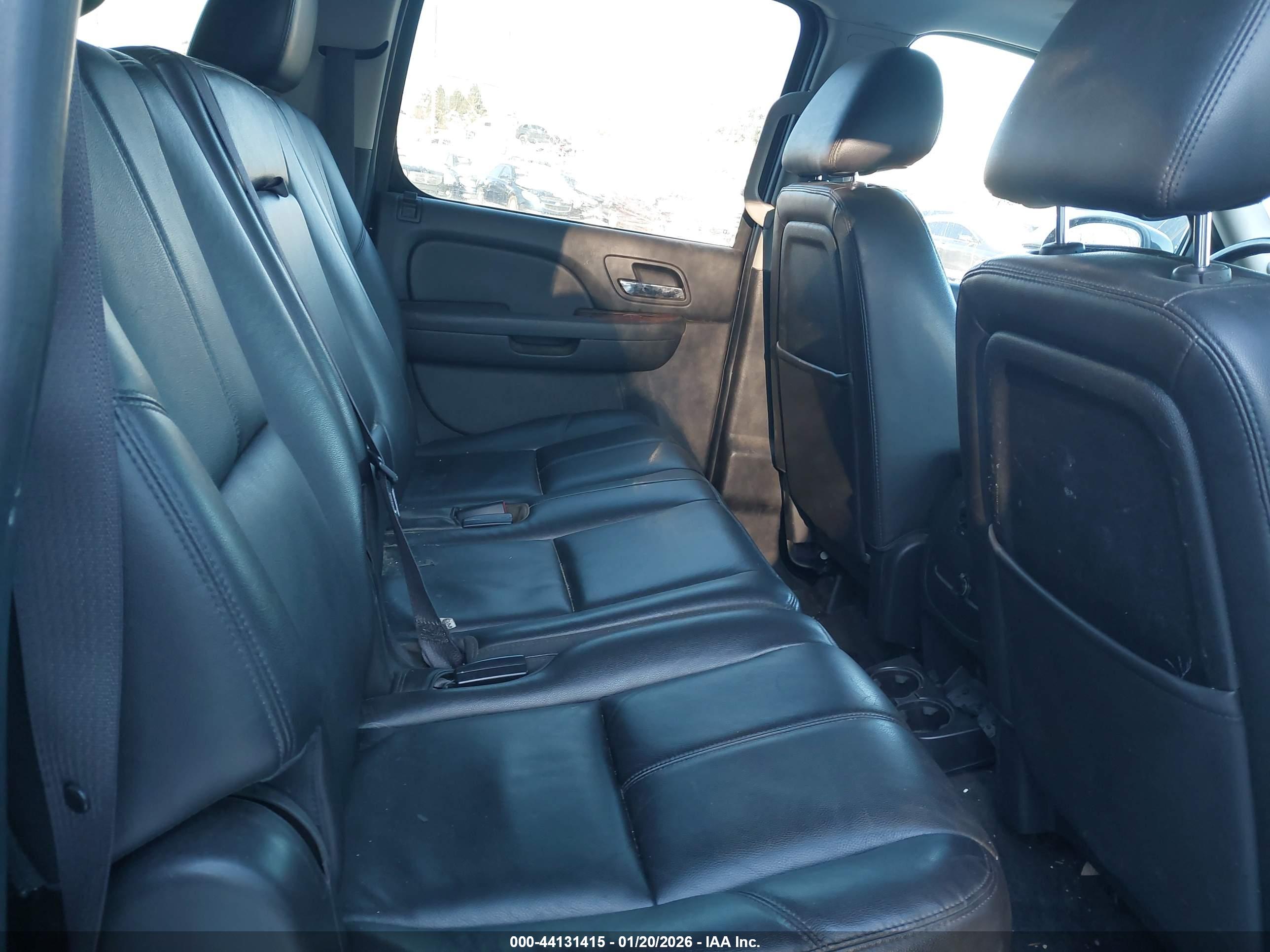 CHEVROLET SUBURBAN image 8