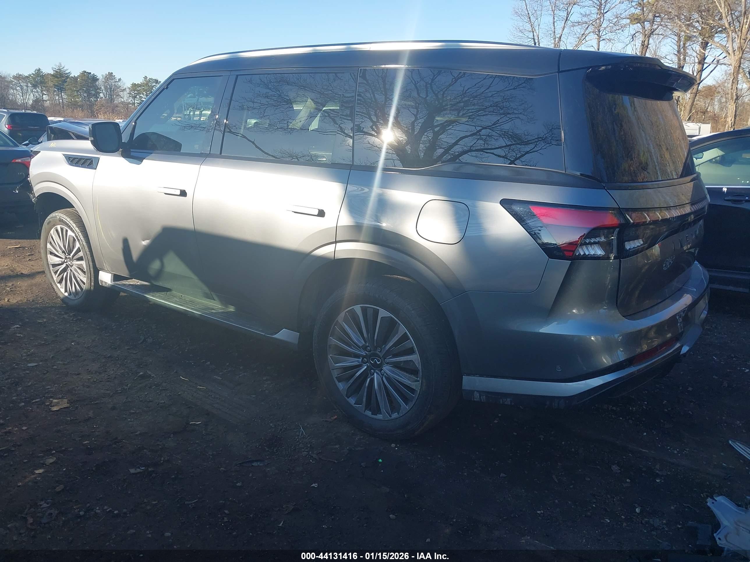 INFINITI QX80 image 3