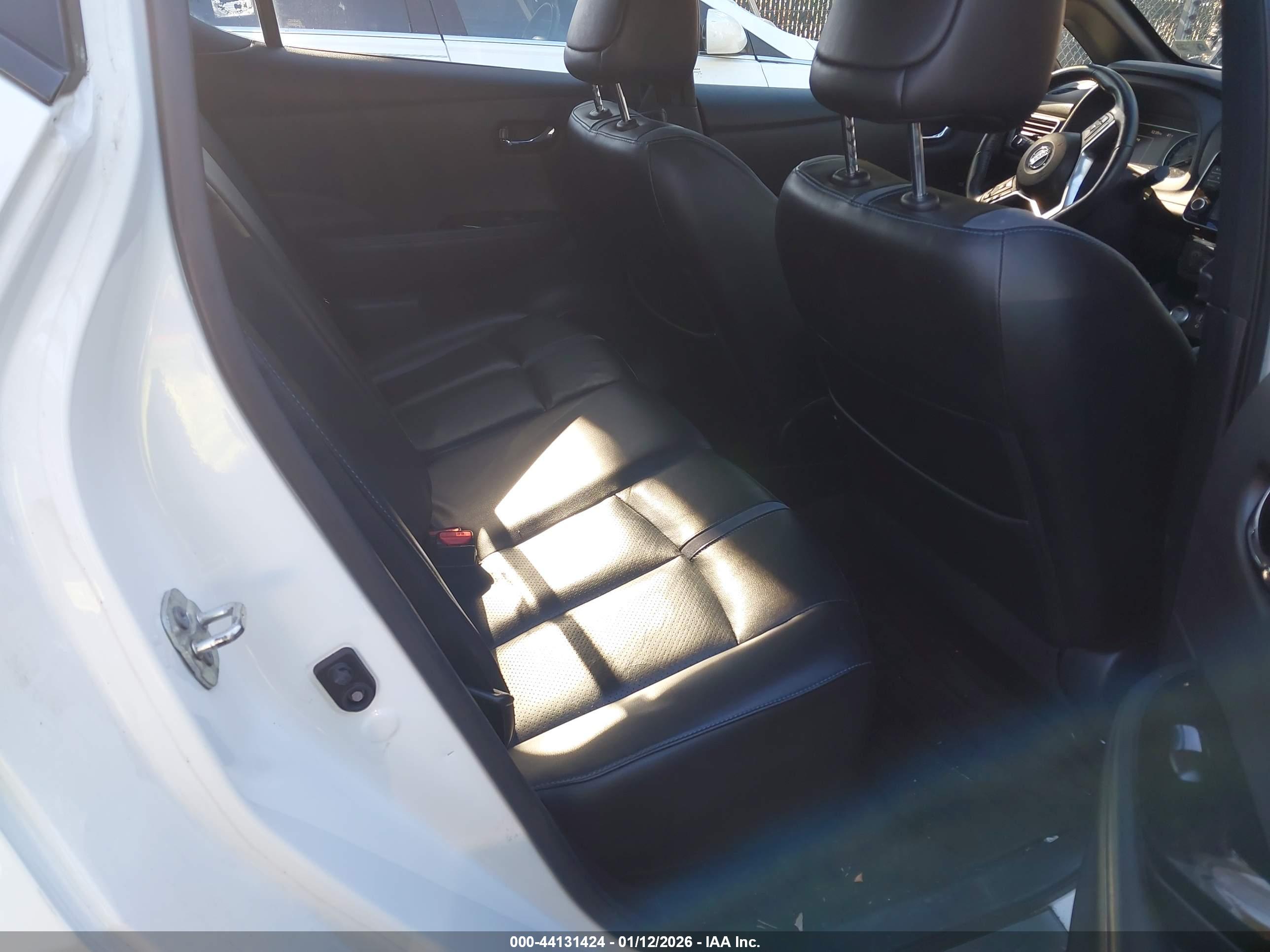 NISSAN LEAF image 8