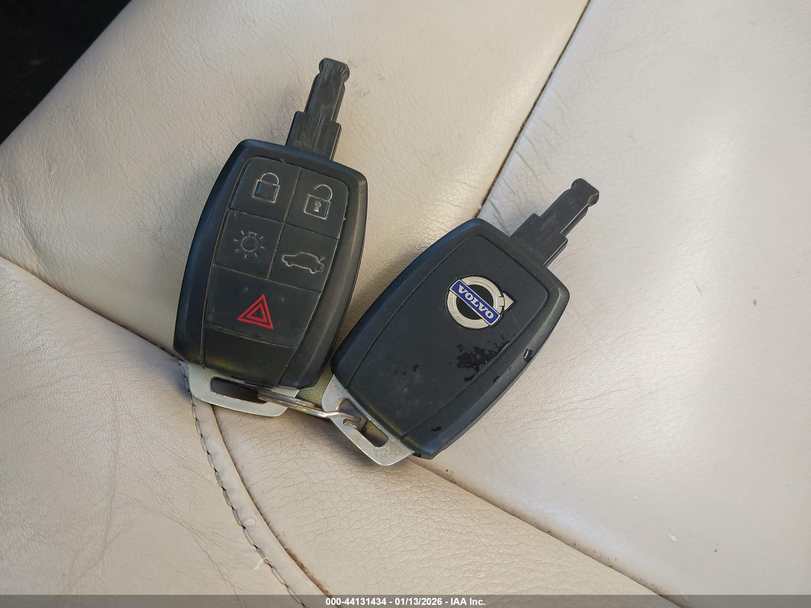 VOLVO C70 image 11