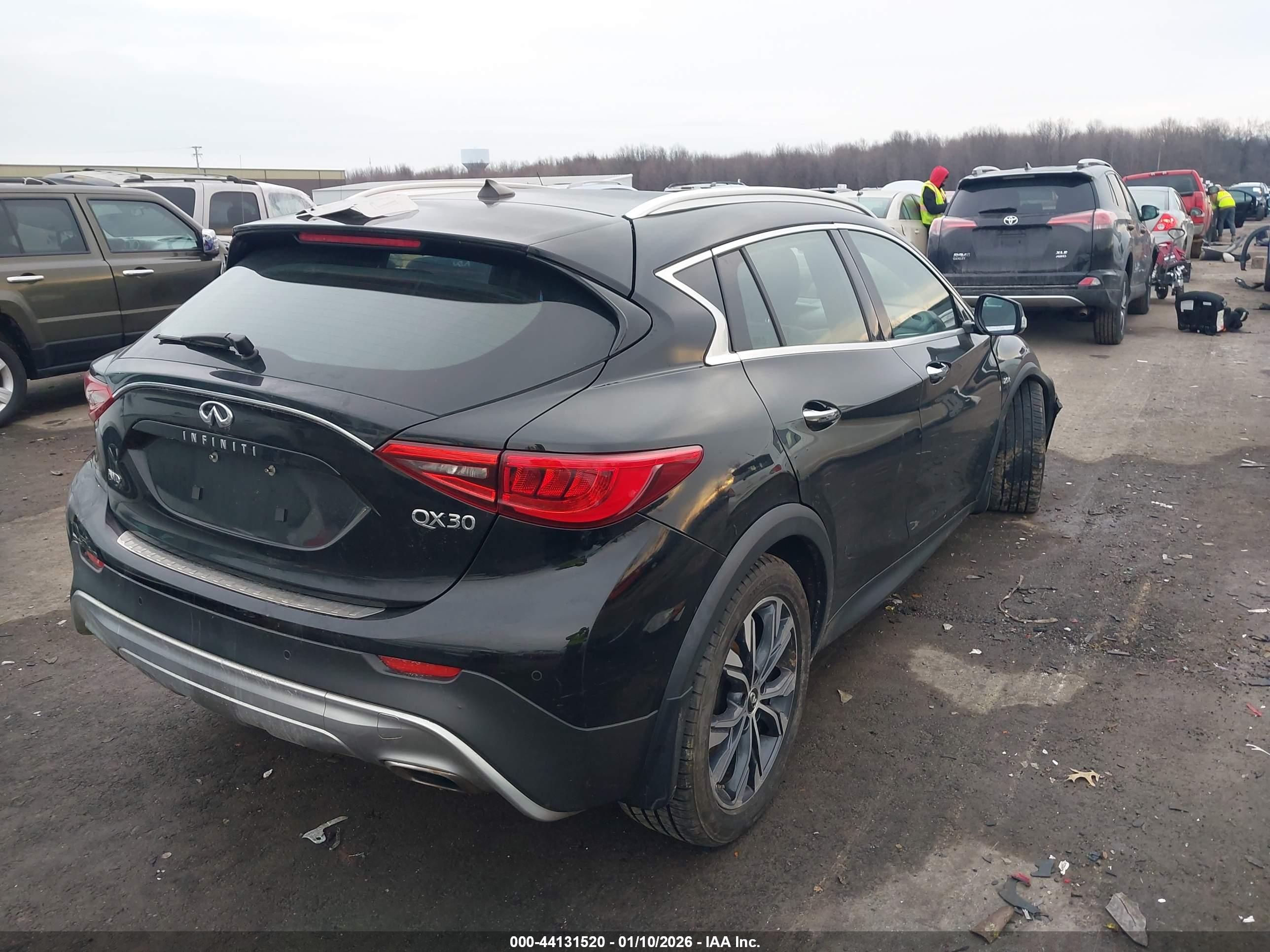 INFINITI QX30 image 4