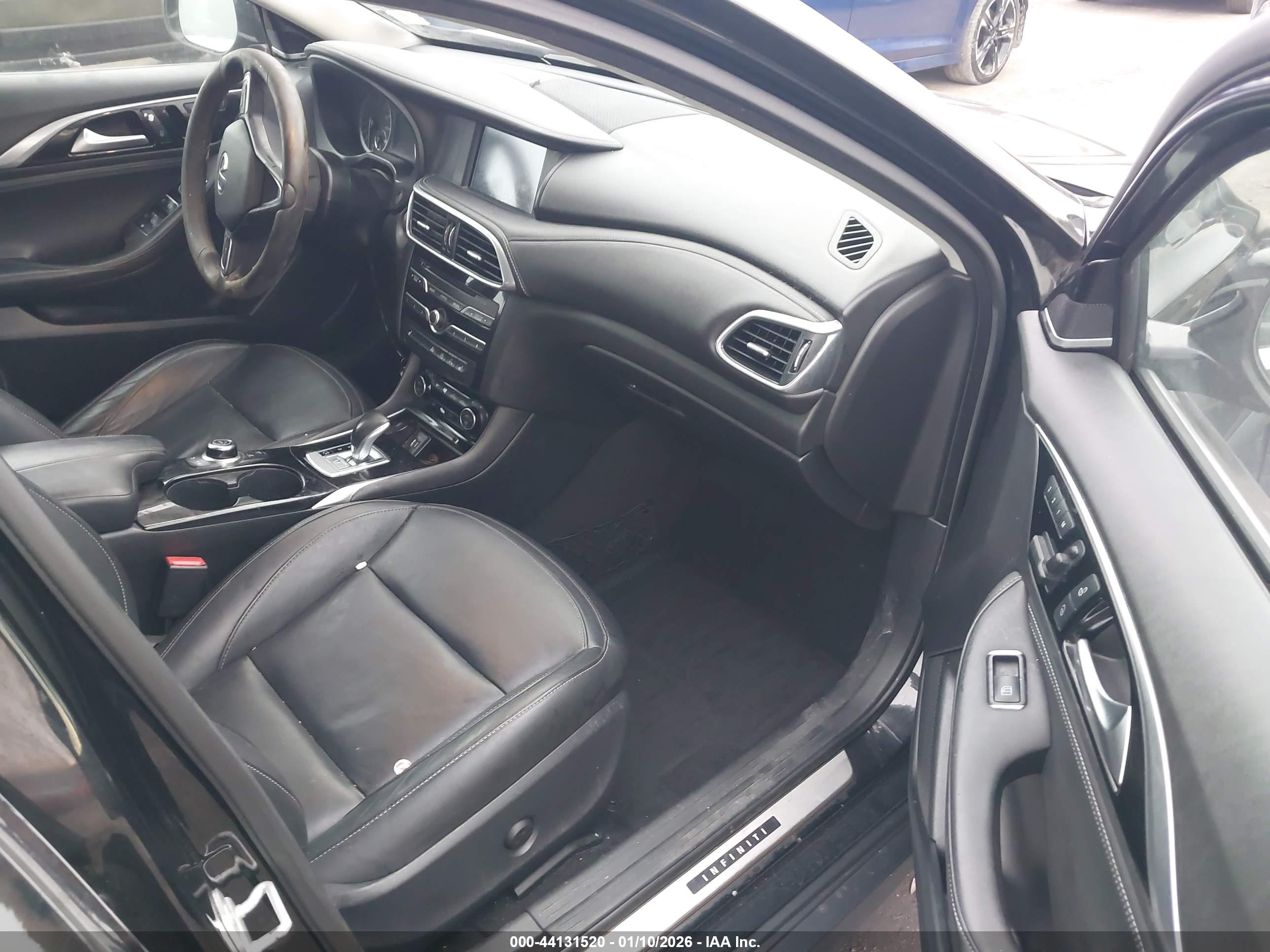 INFINITI QX30 image 5