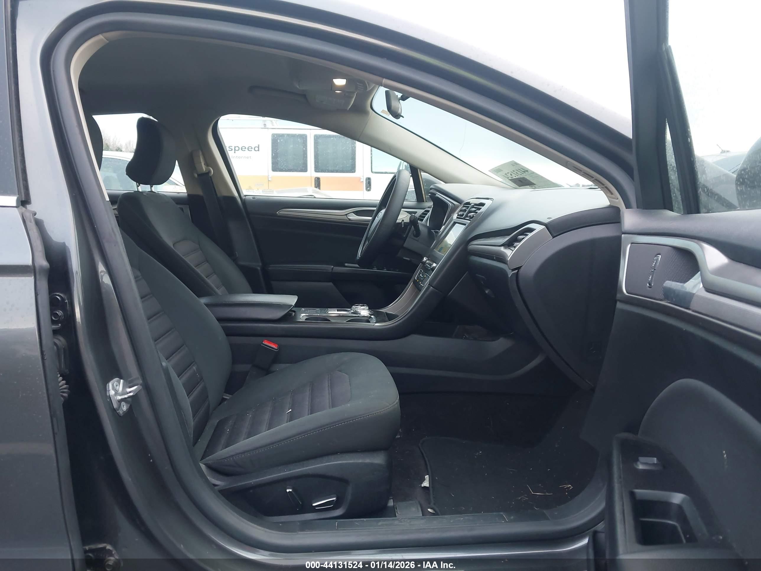 FORD FUSION image 5