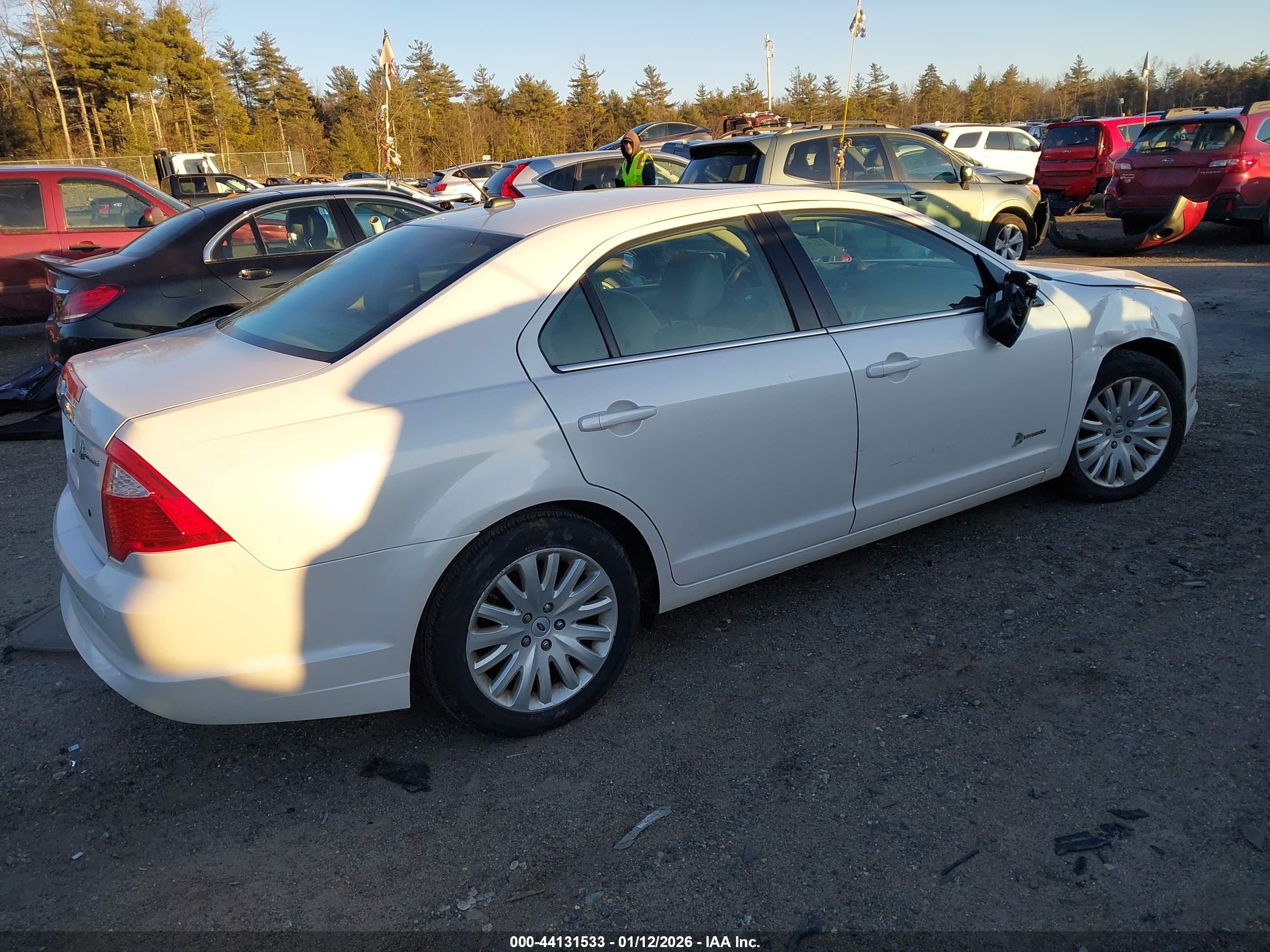 FORD FUSION image 4