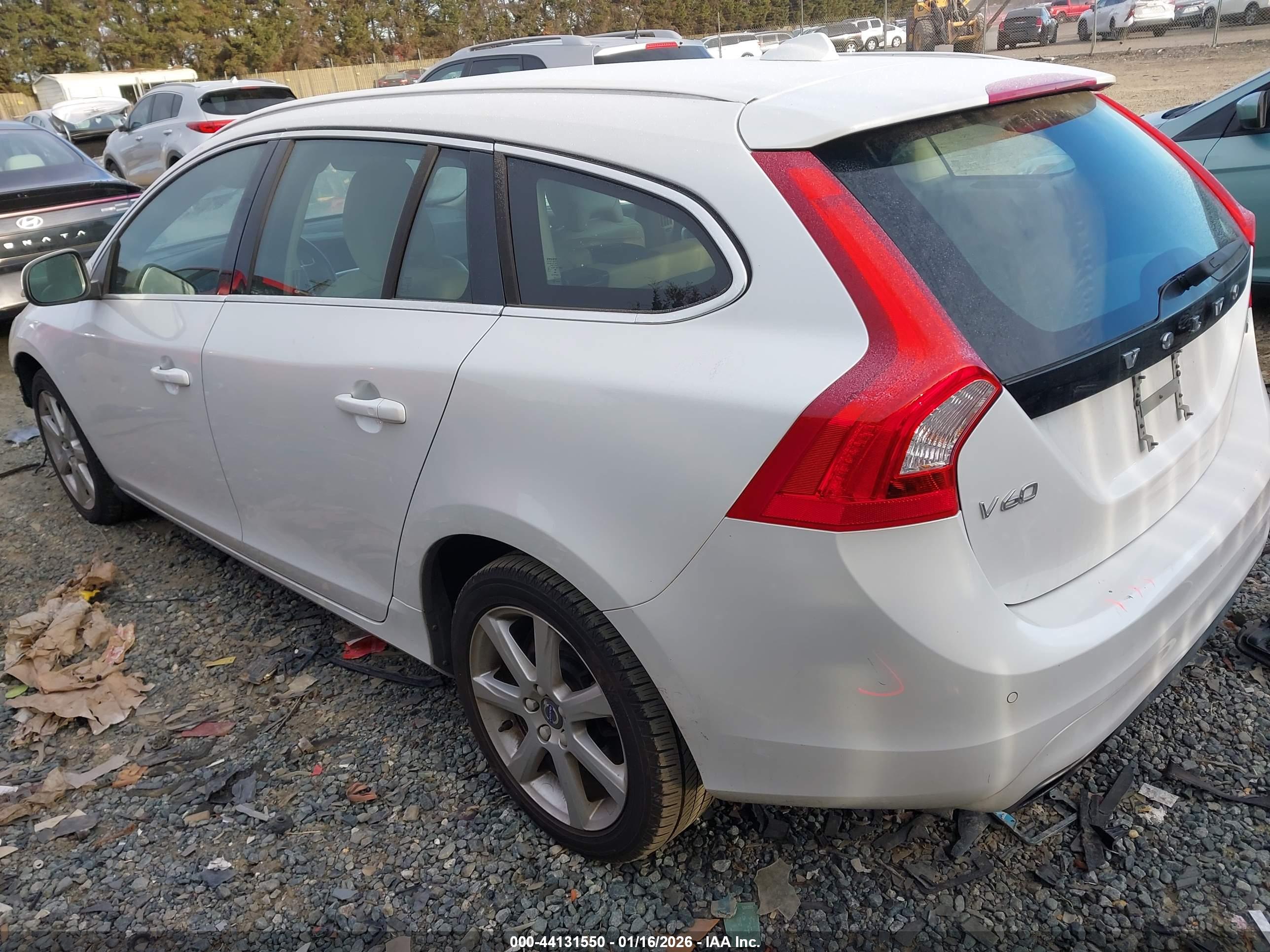 VOLVO V60 image 3