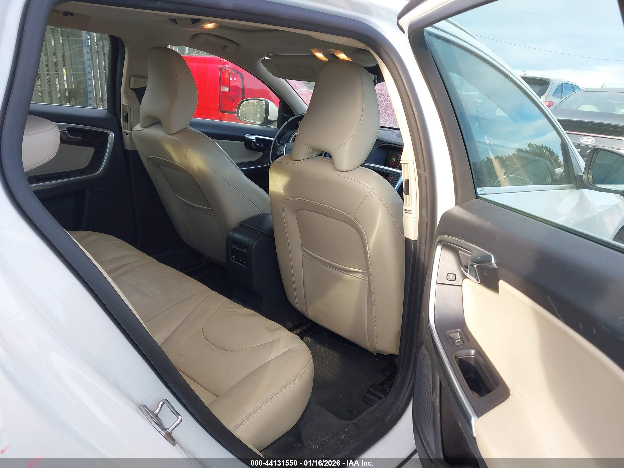 VOLVO V60 image 8