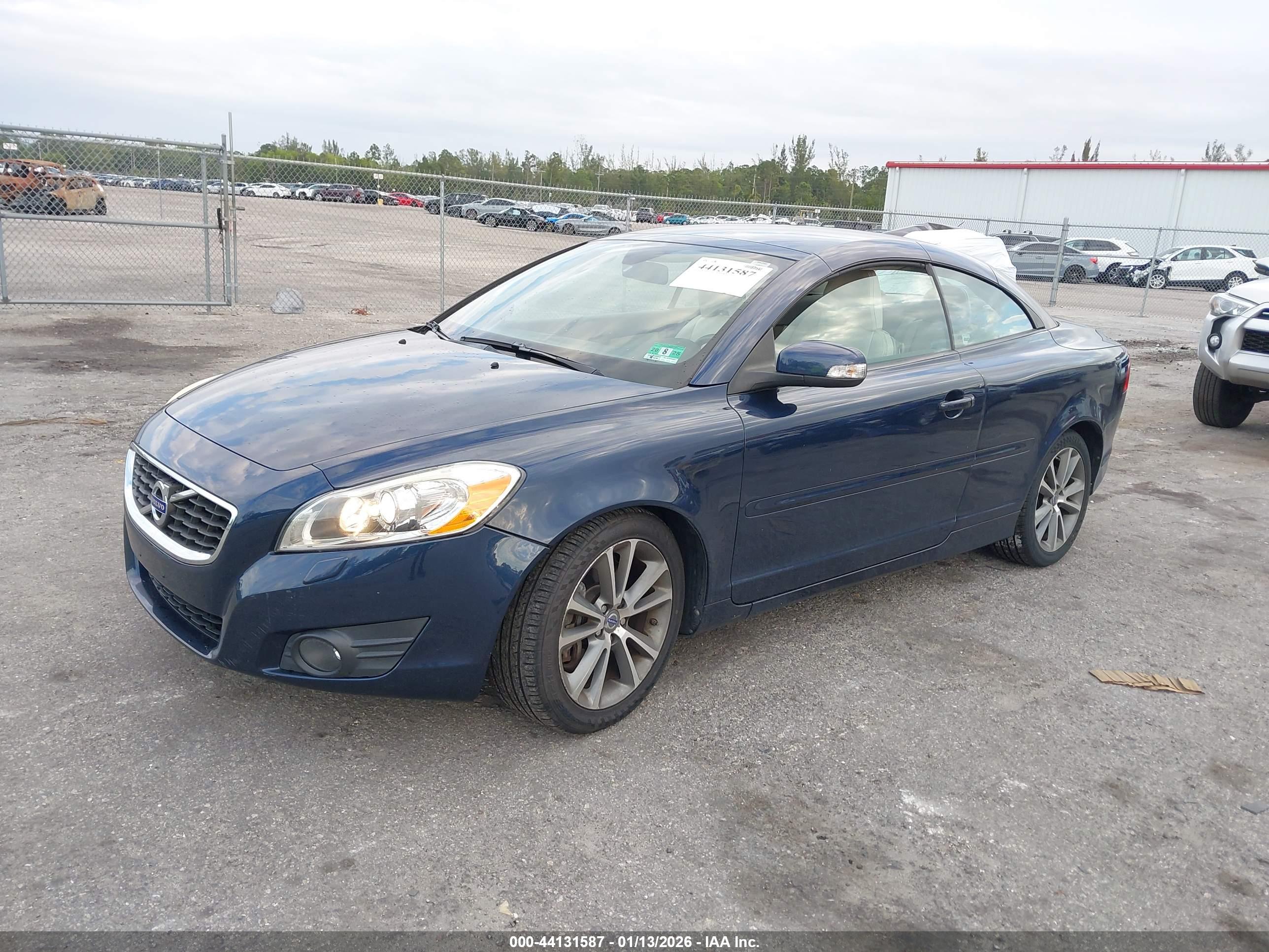 VOLVO C70 image 2