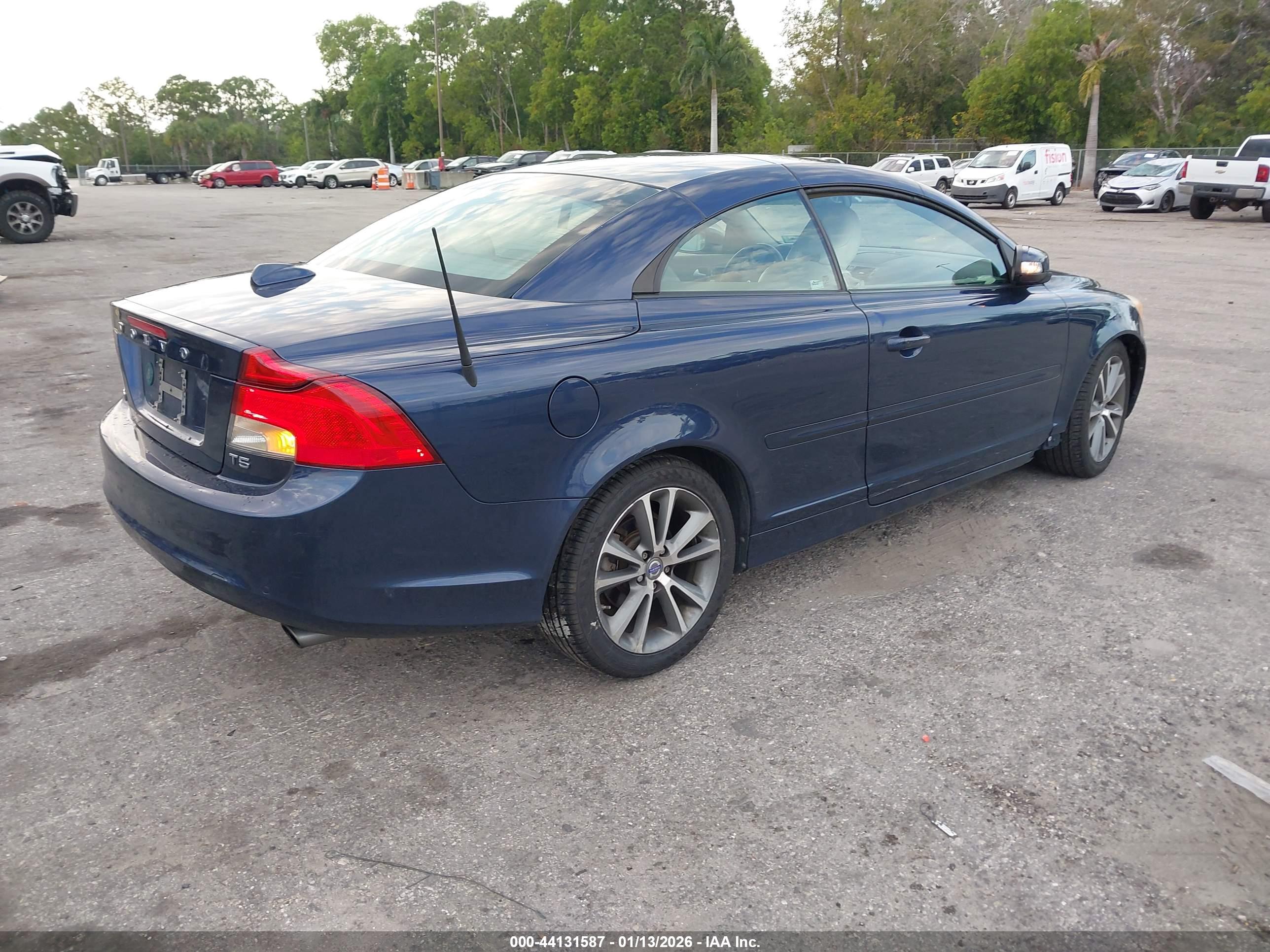 VOLVO C70 image 4