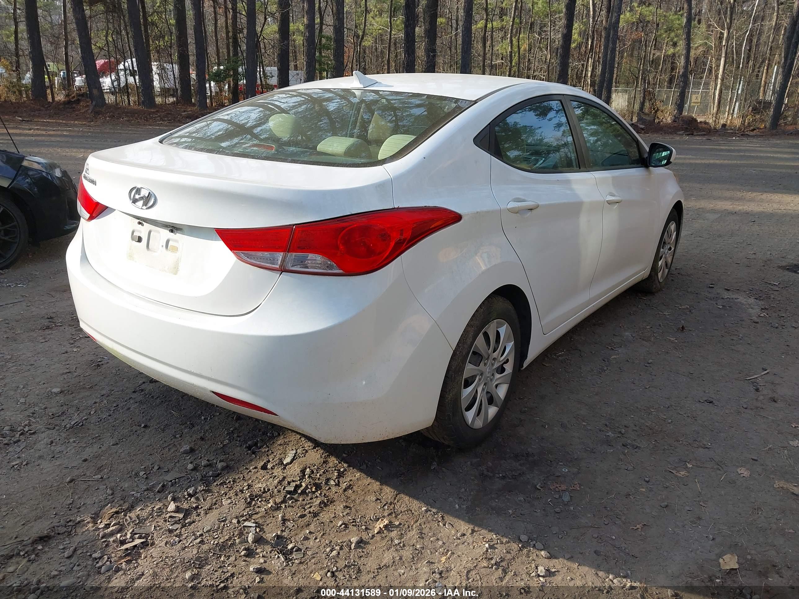 HYUNDAI ELANTRA image 4
