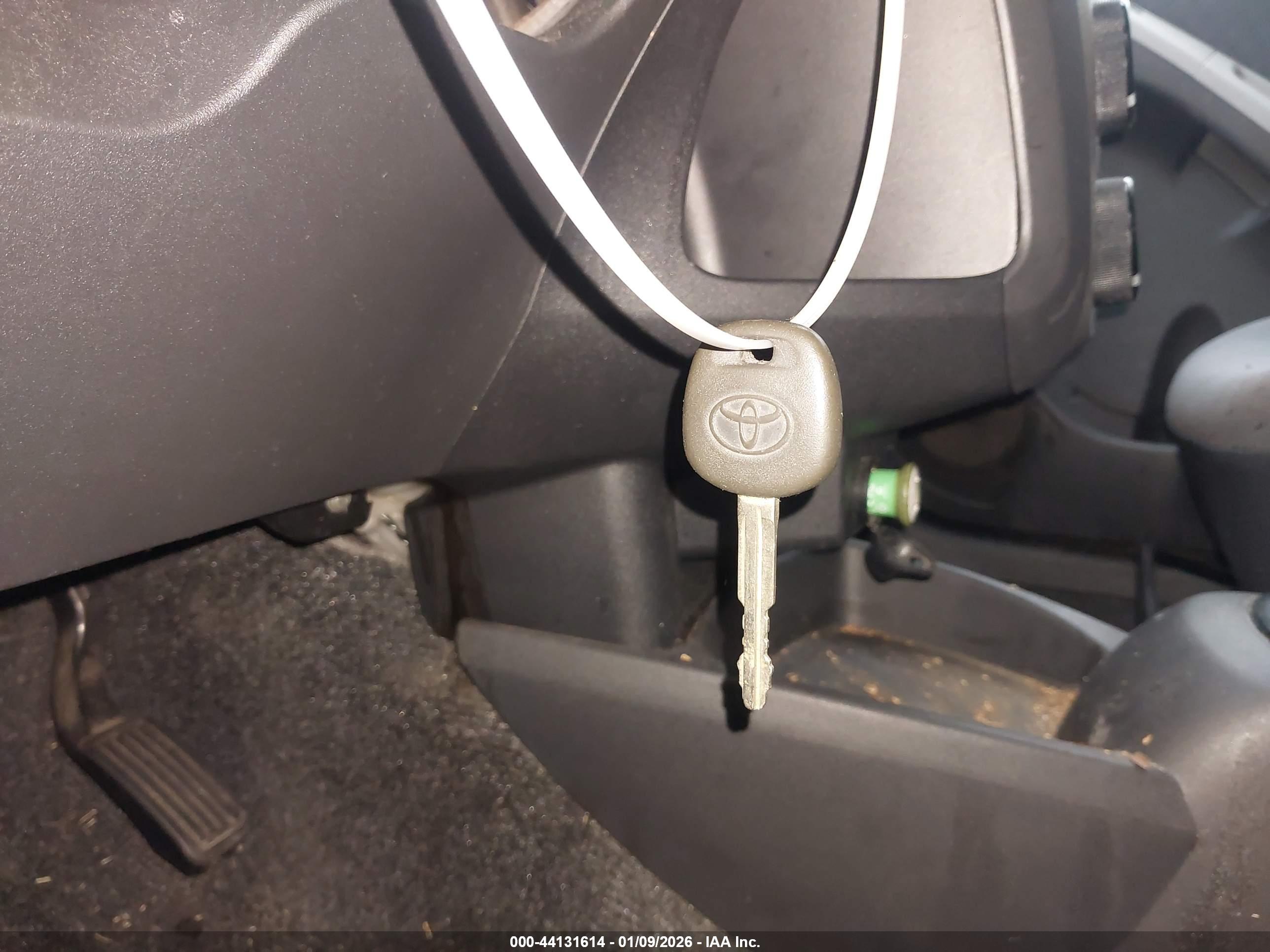 TOYOTA YARIS image 11