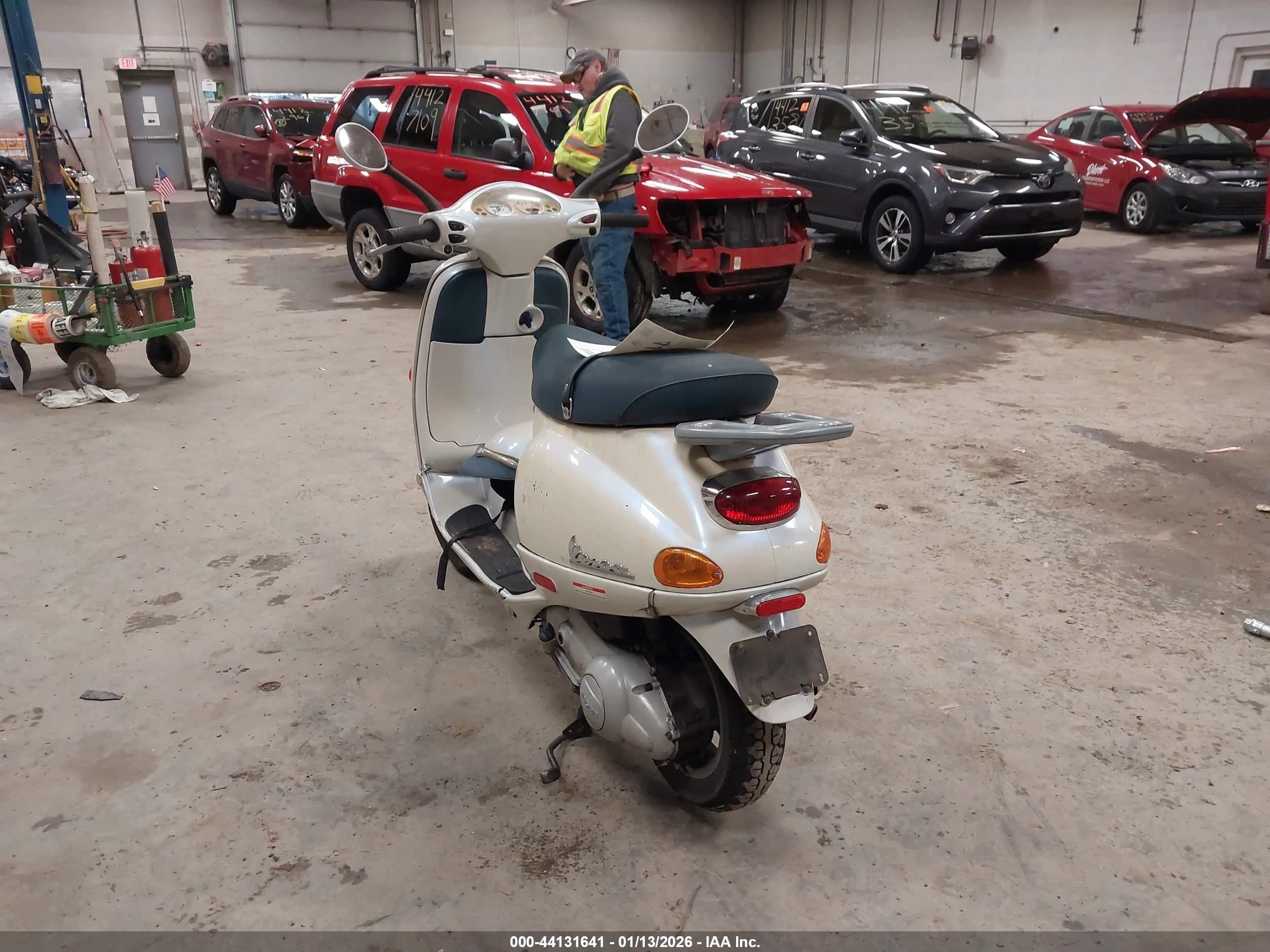 VESPA M198F image 3