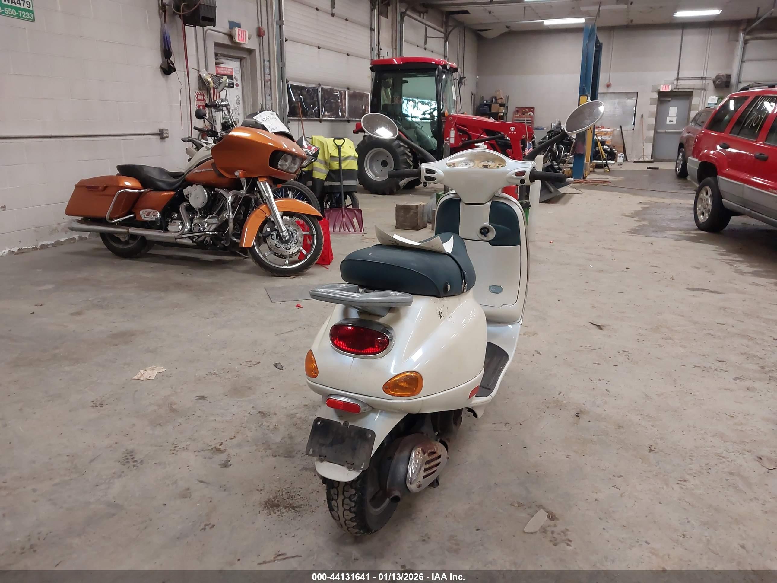 VESPA M198F image 4