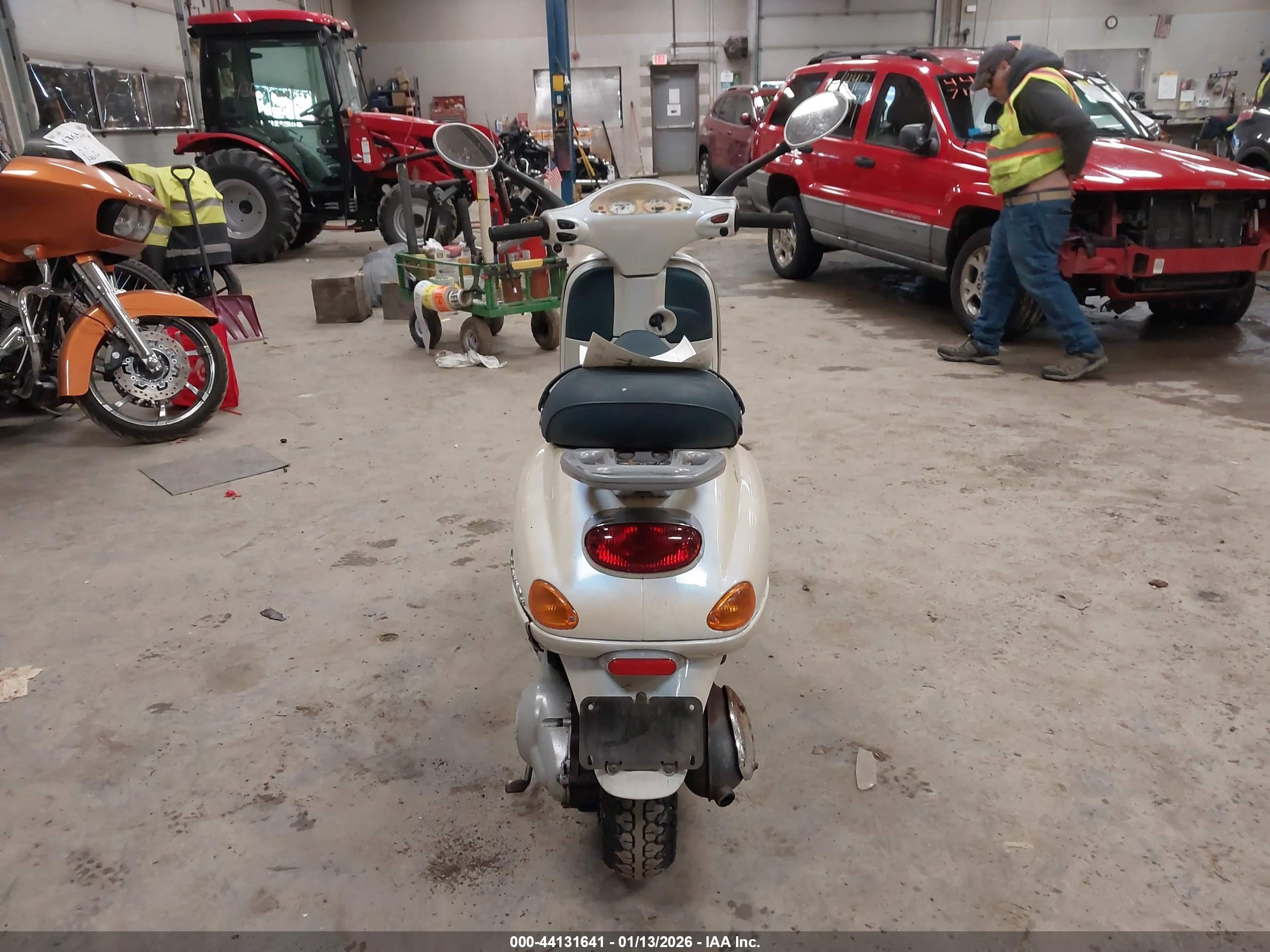 VESPA M198F image 6