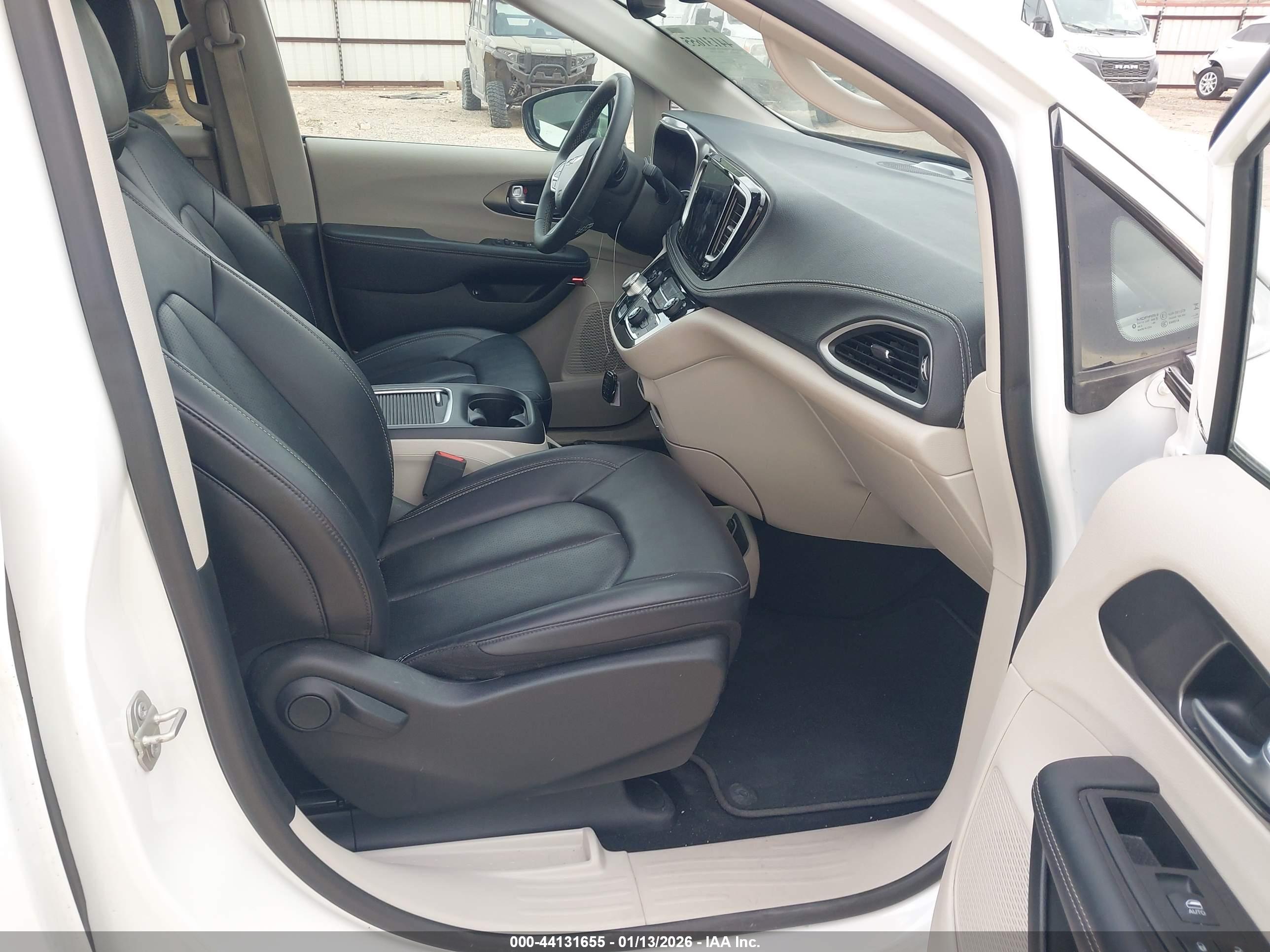 CHRYSLER PACIFICA image 5