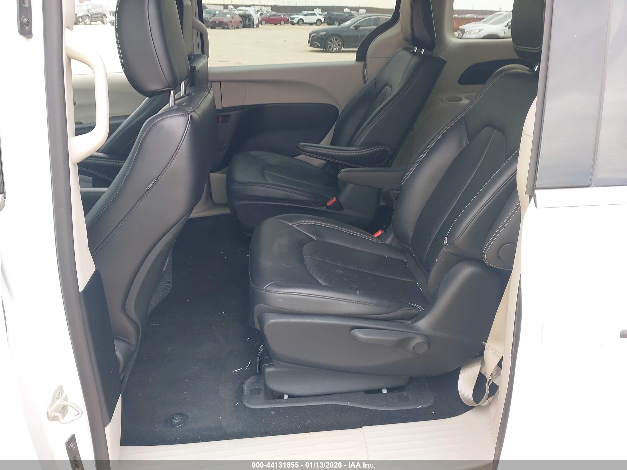 CHRYSLER PACIFICA image 8