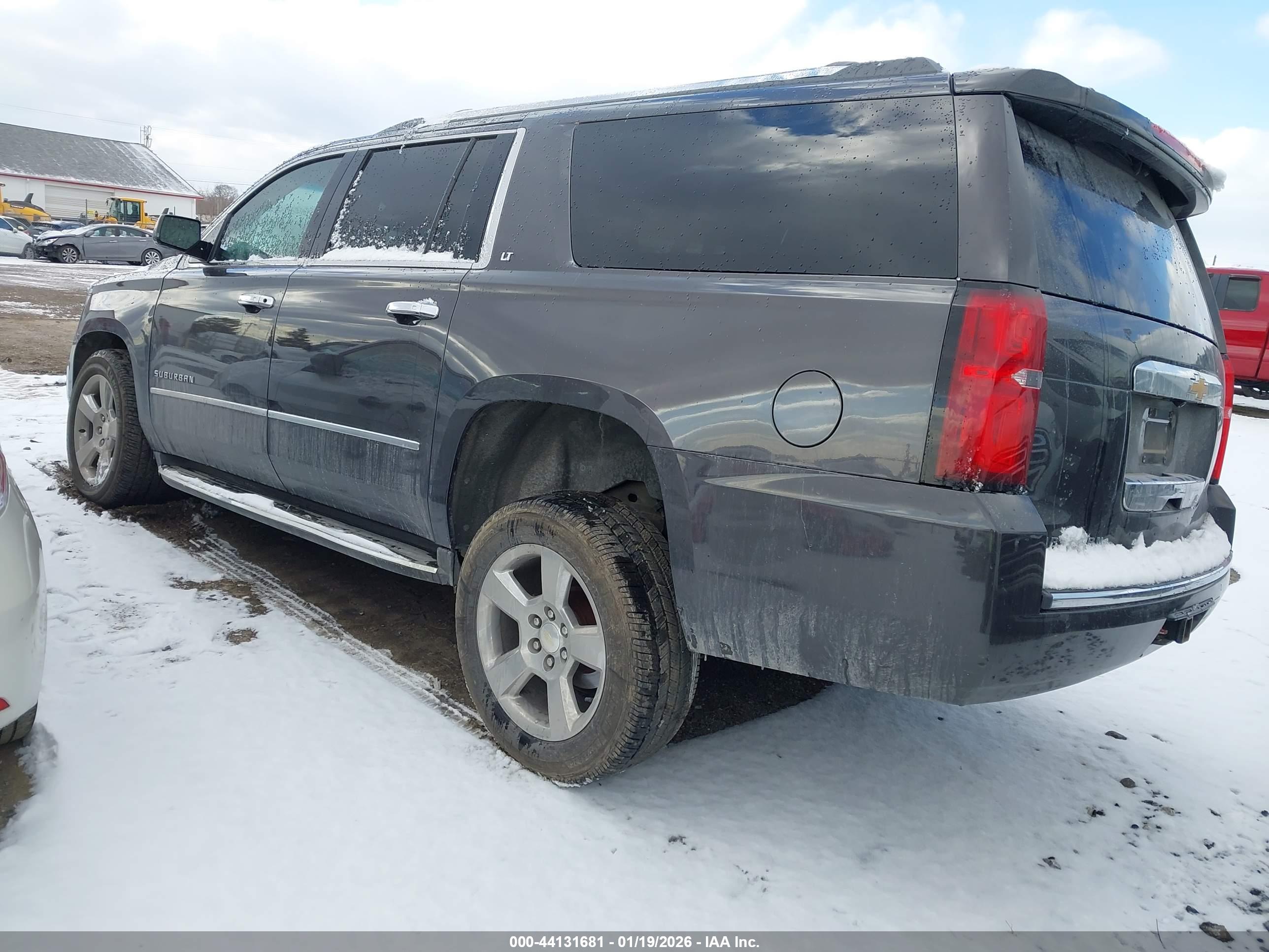 CHEVROLET SUBURBAN image 3