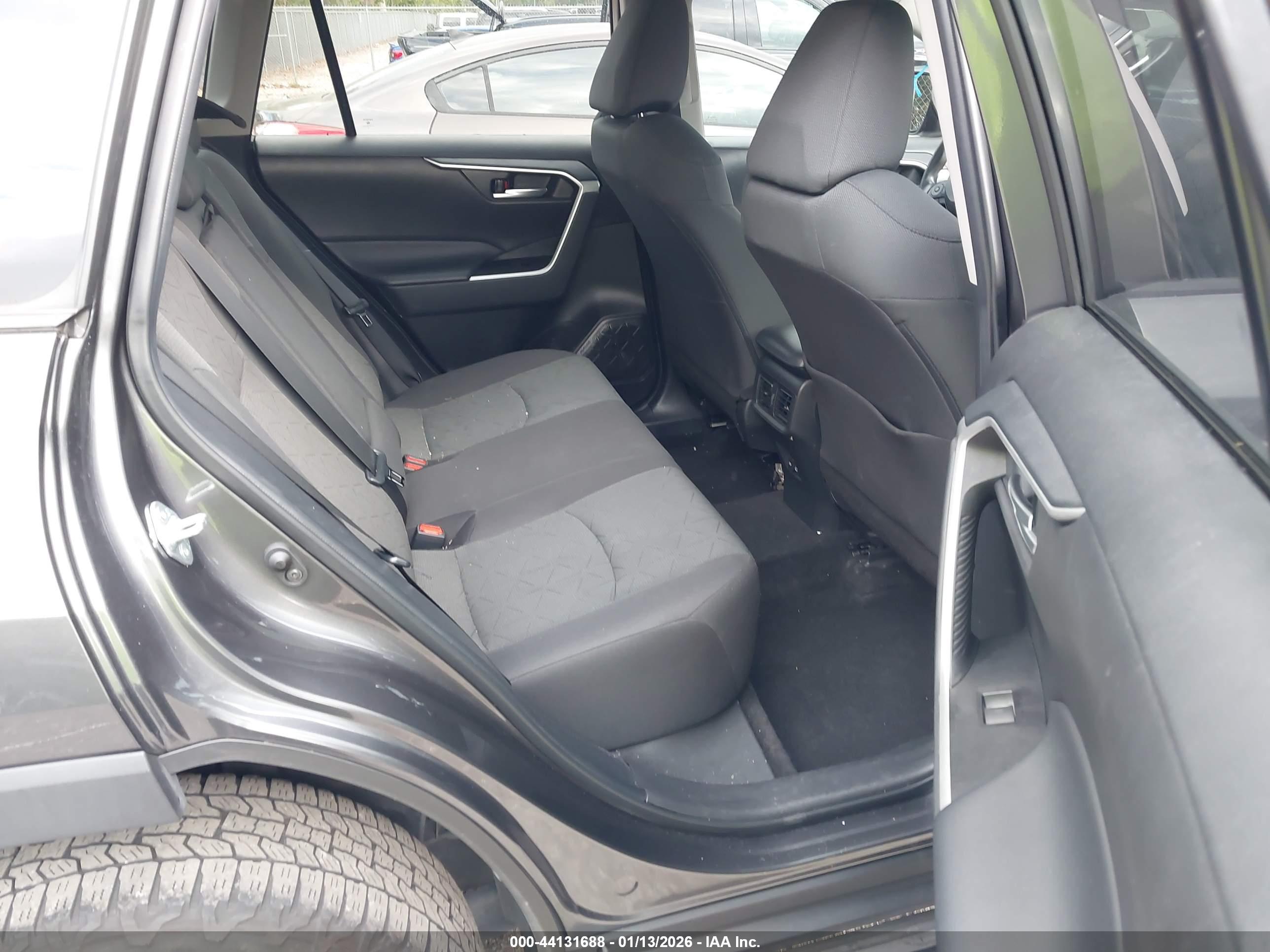 TOYOTA RAV4 image 8