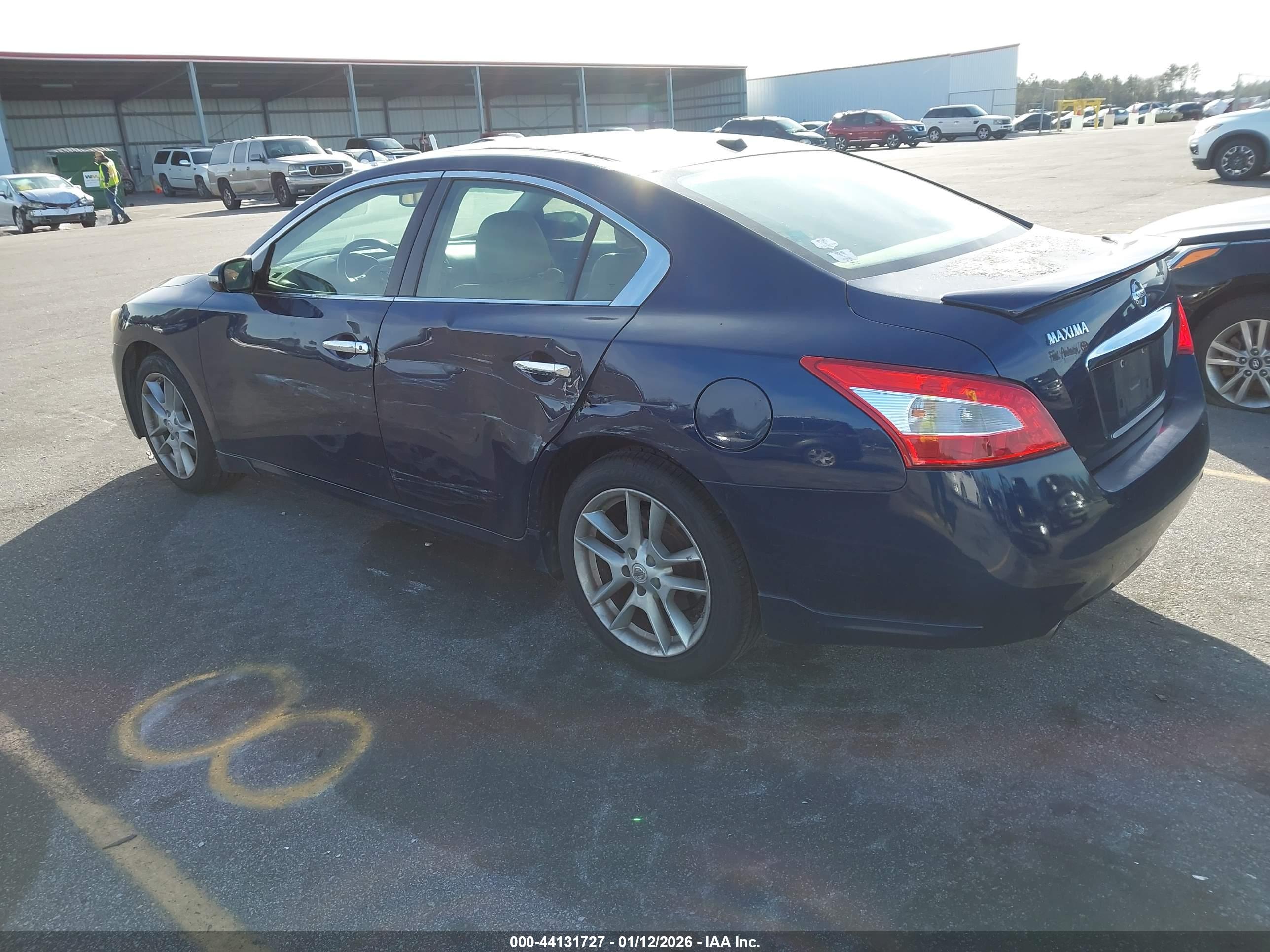 NISSAN MAXIMA image 3