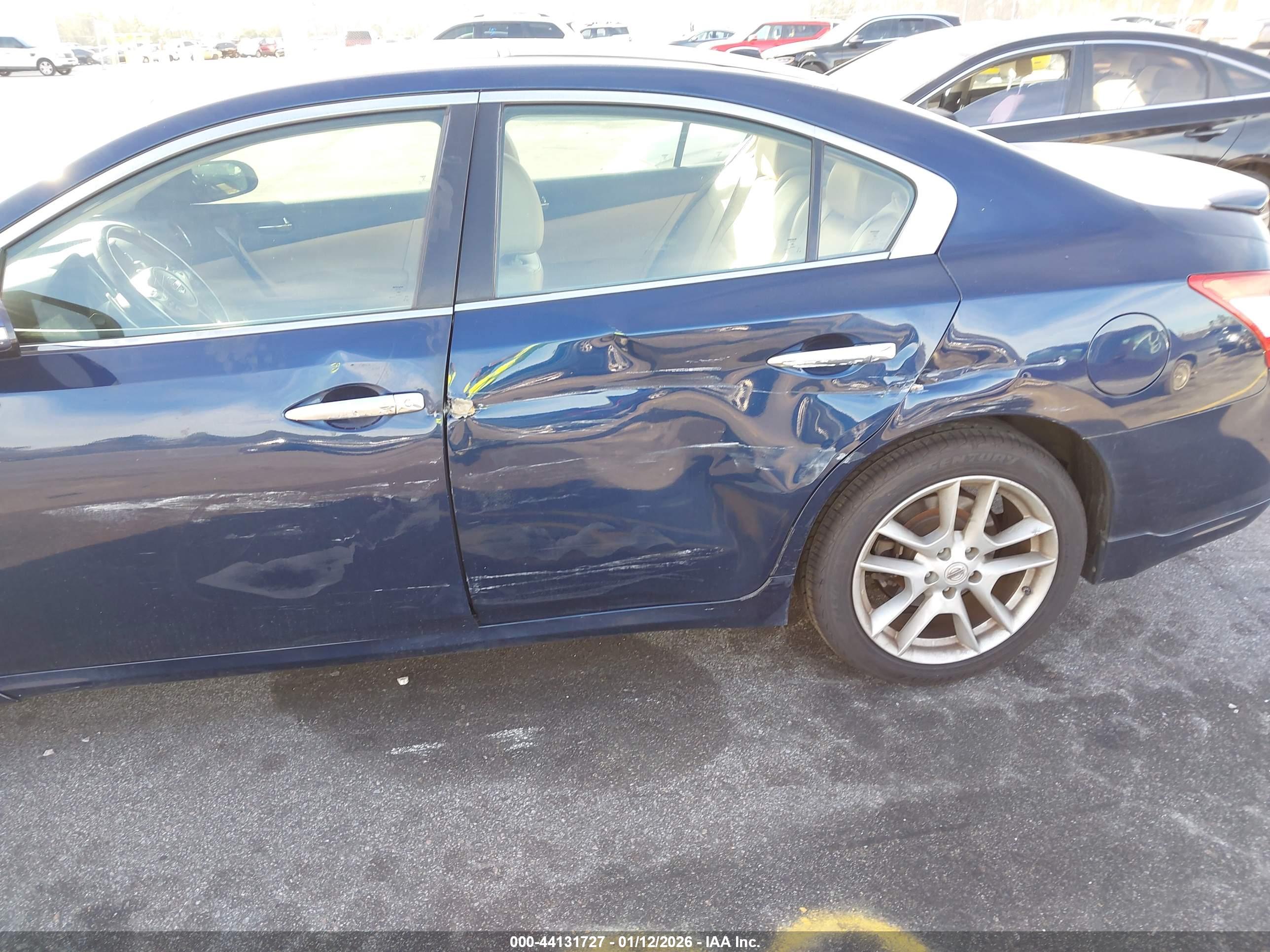 NISSAN MAXIMA image 6