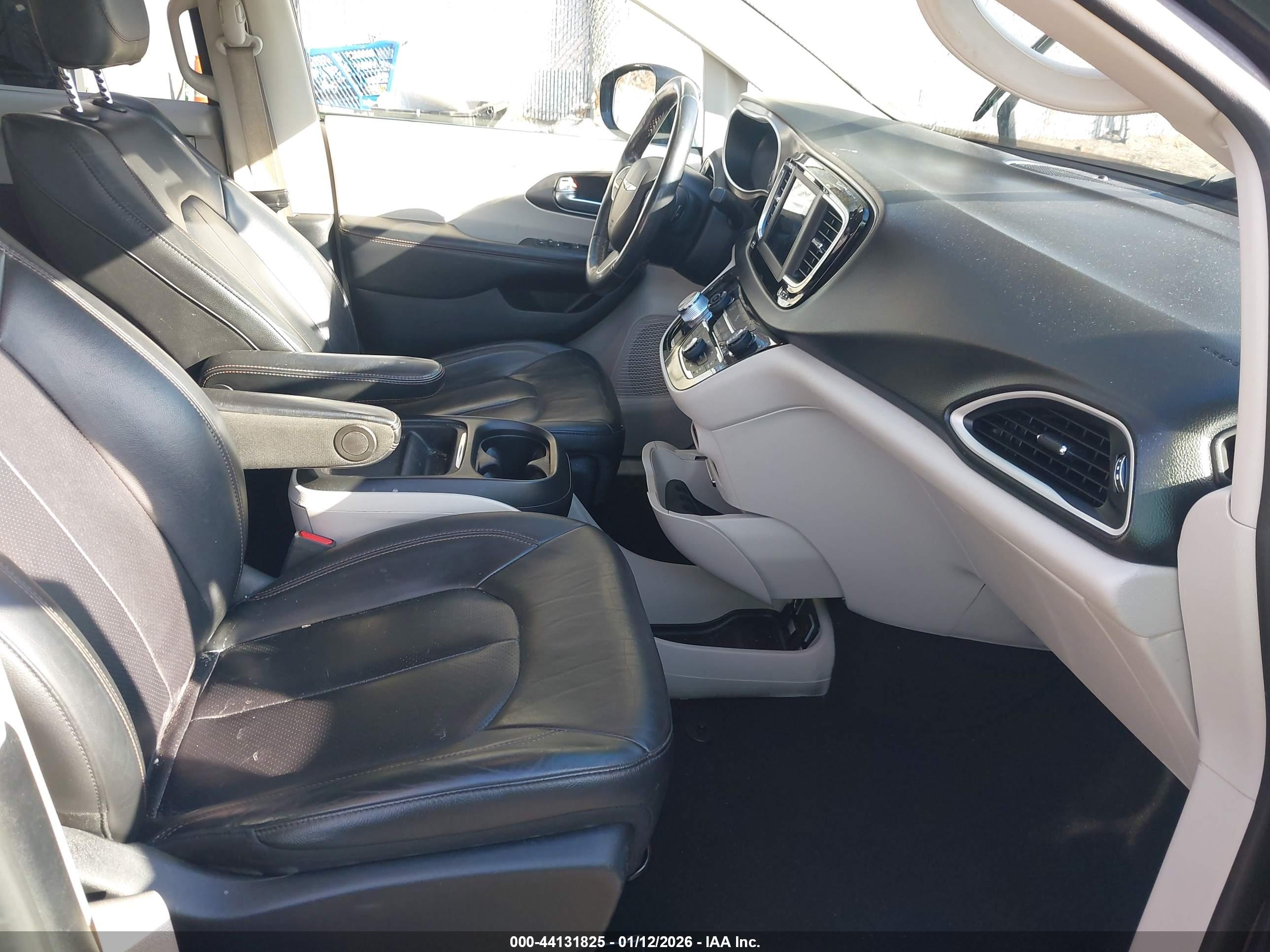 CHRYSLER PACIFICA image 5