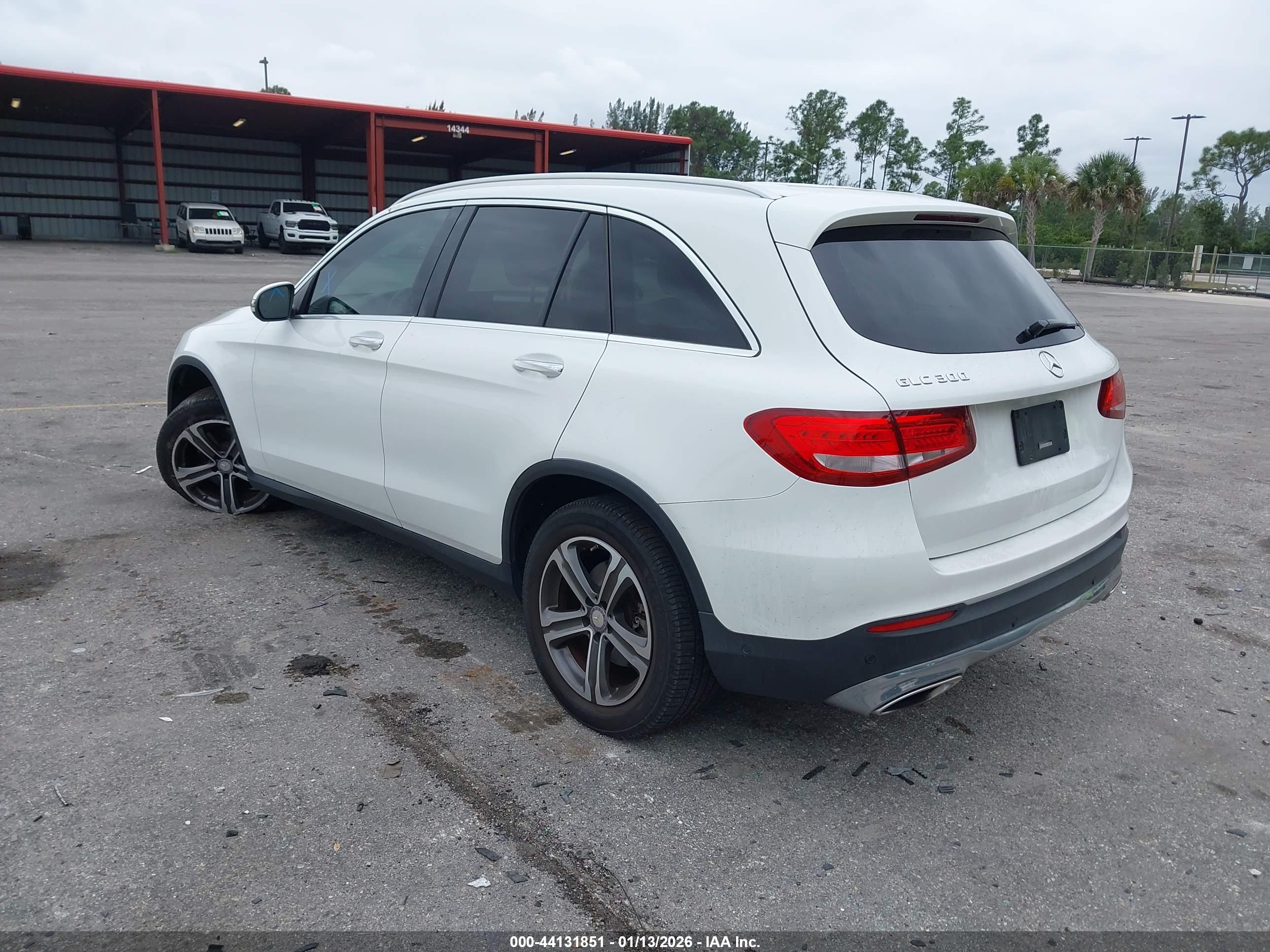 MERCEDES-BENZ GLC image 3