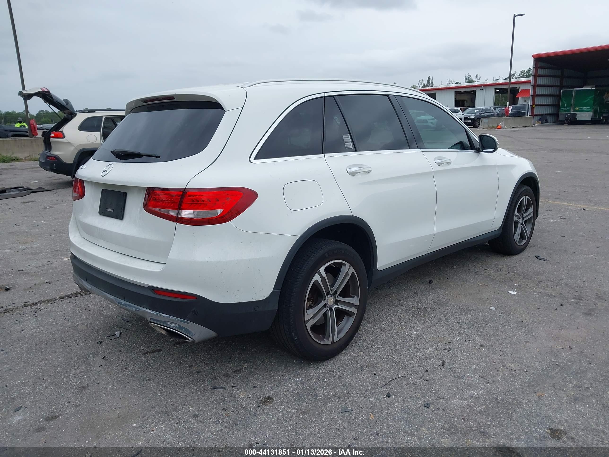 MERCEDES-BENZ GLC image 4