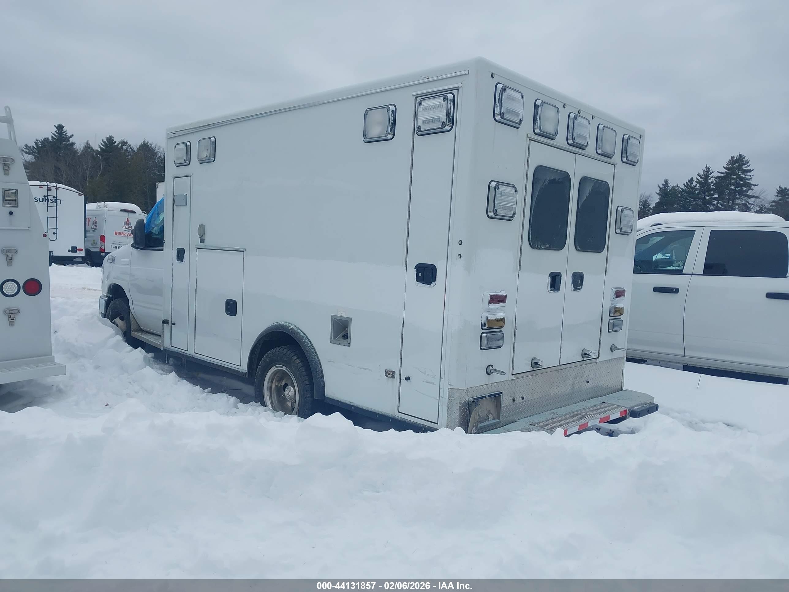 FORD E-350 image 3