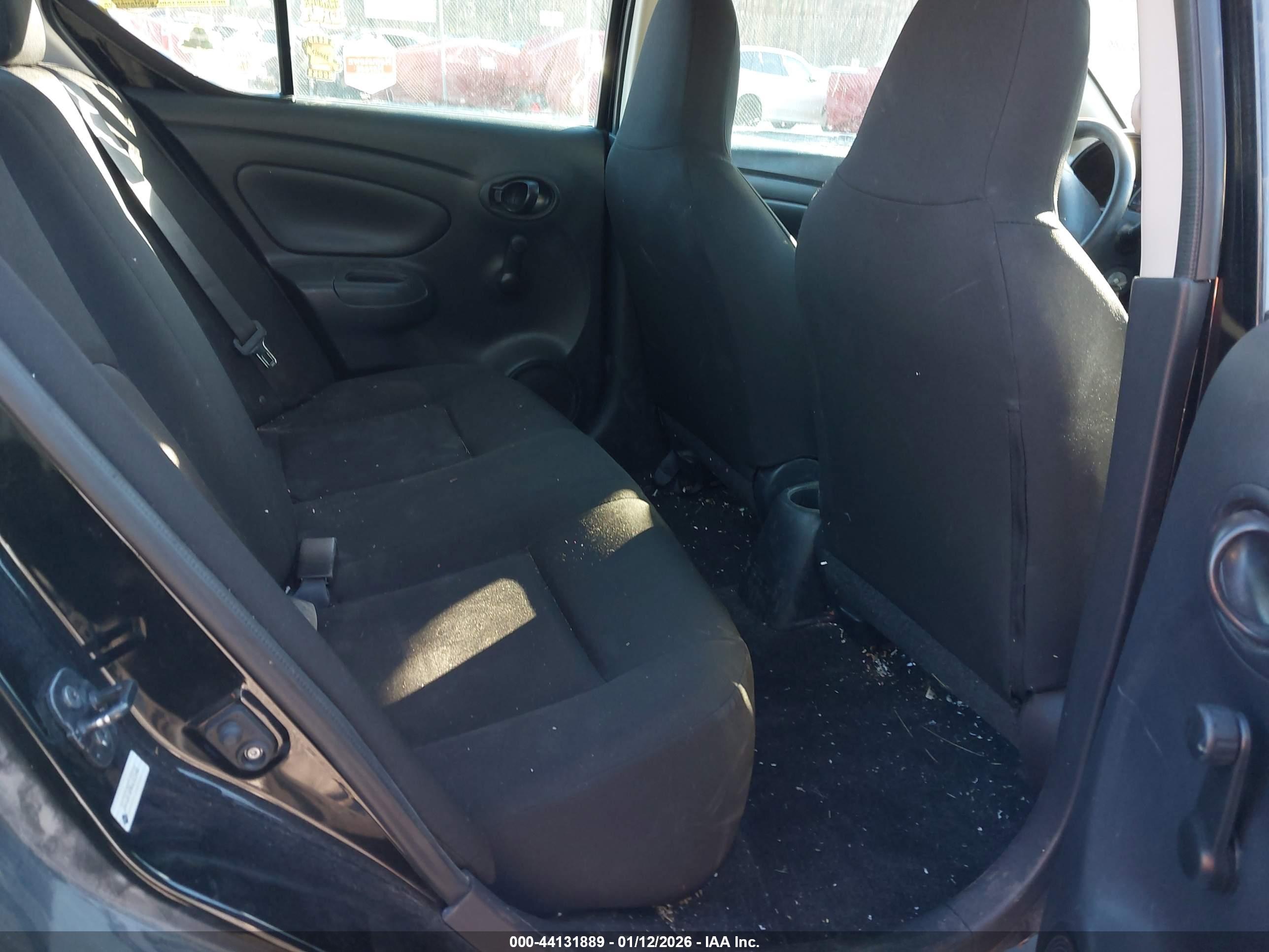 NISSAN VERSA image 8