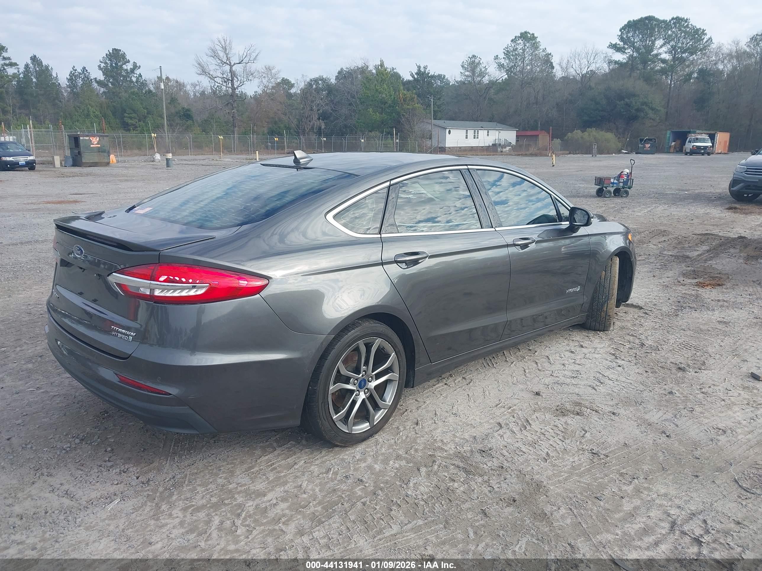 FORD FUSION image 4
