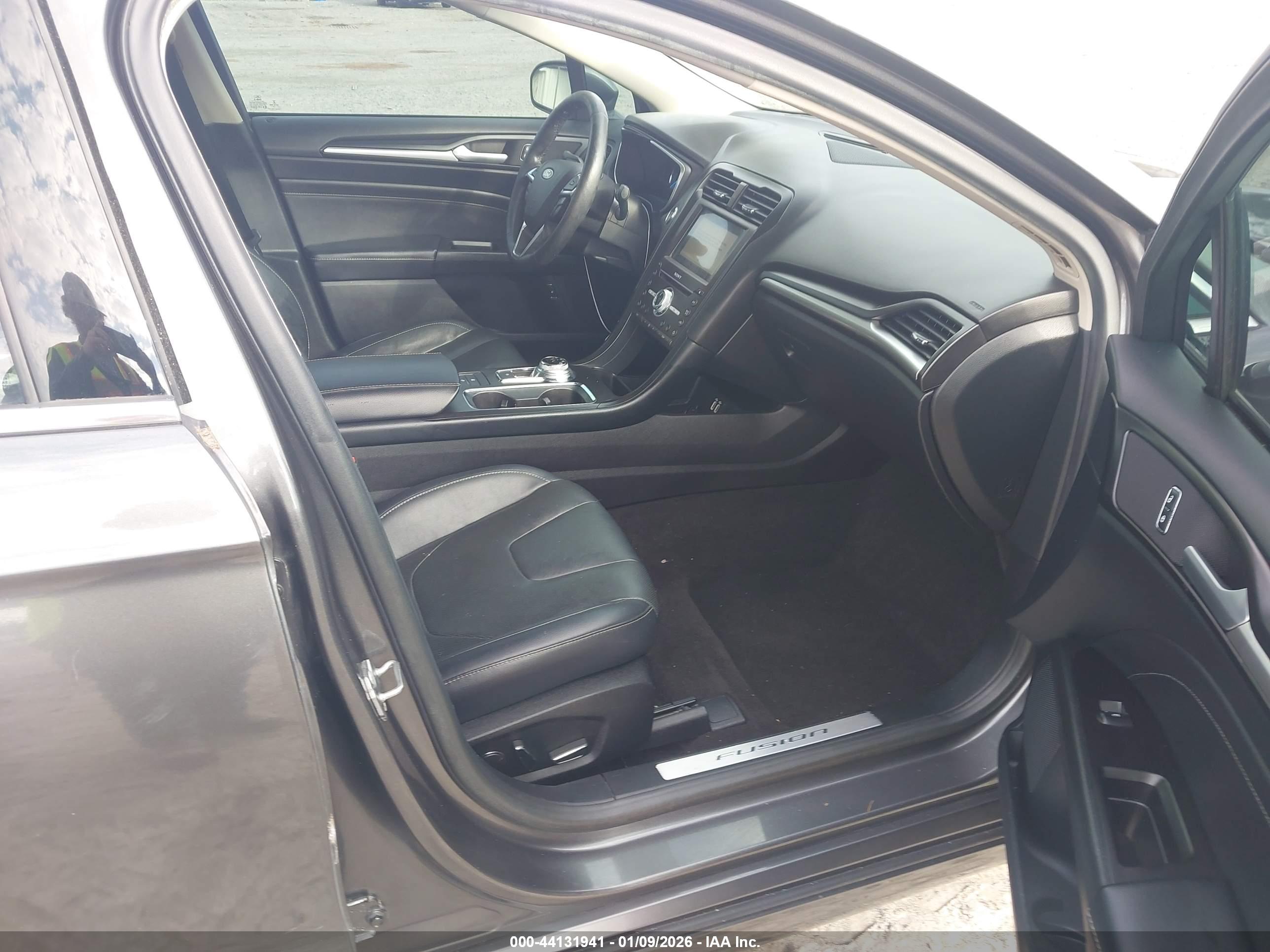 FORD FUSION image 5