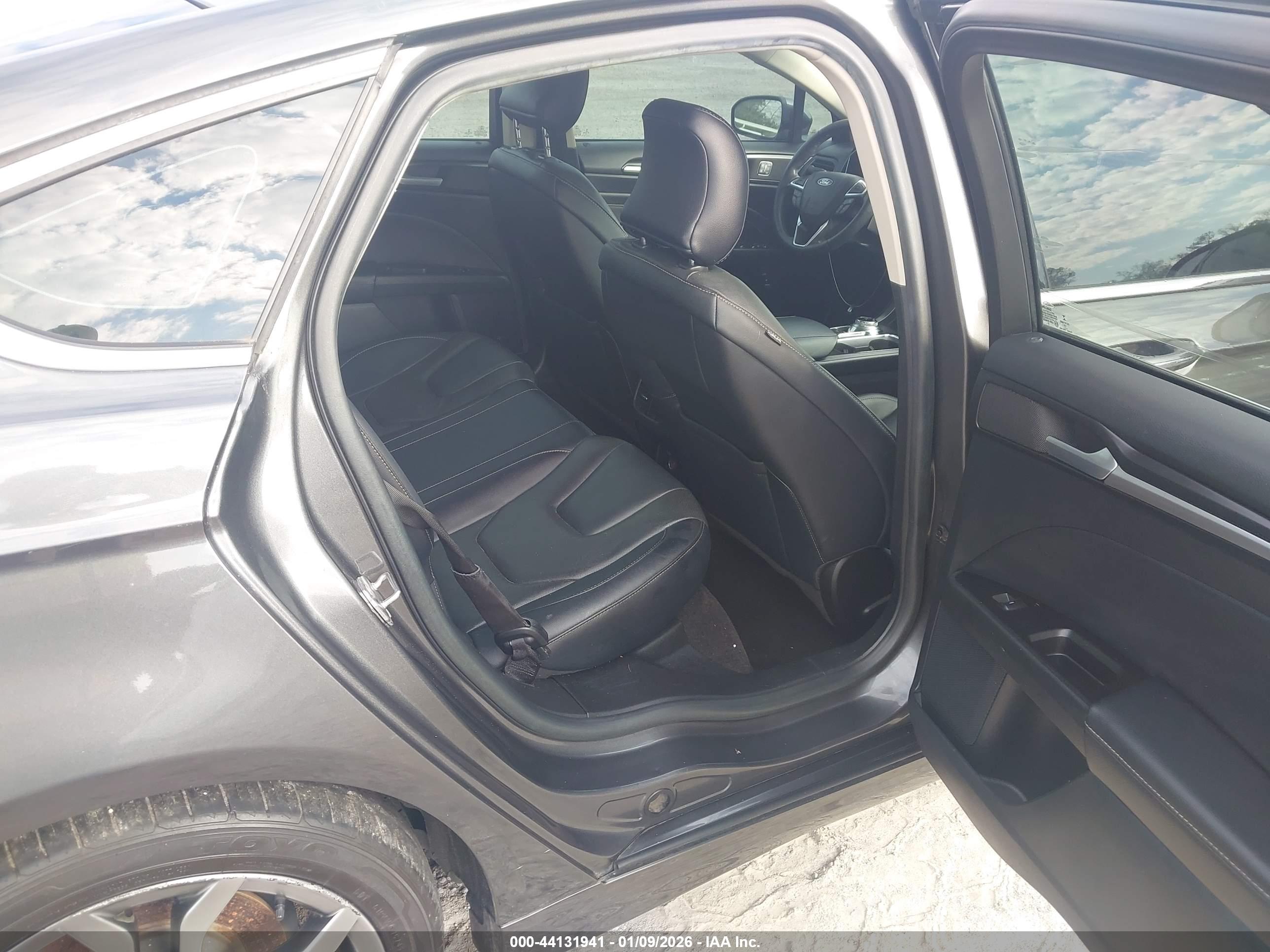 FORD FUSION image 8