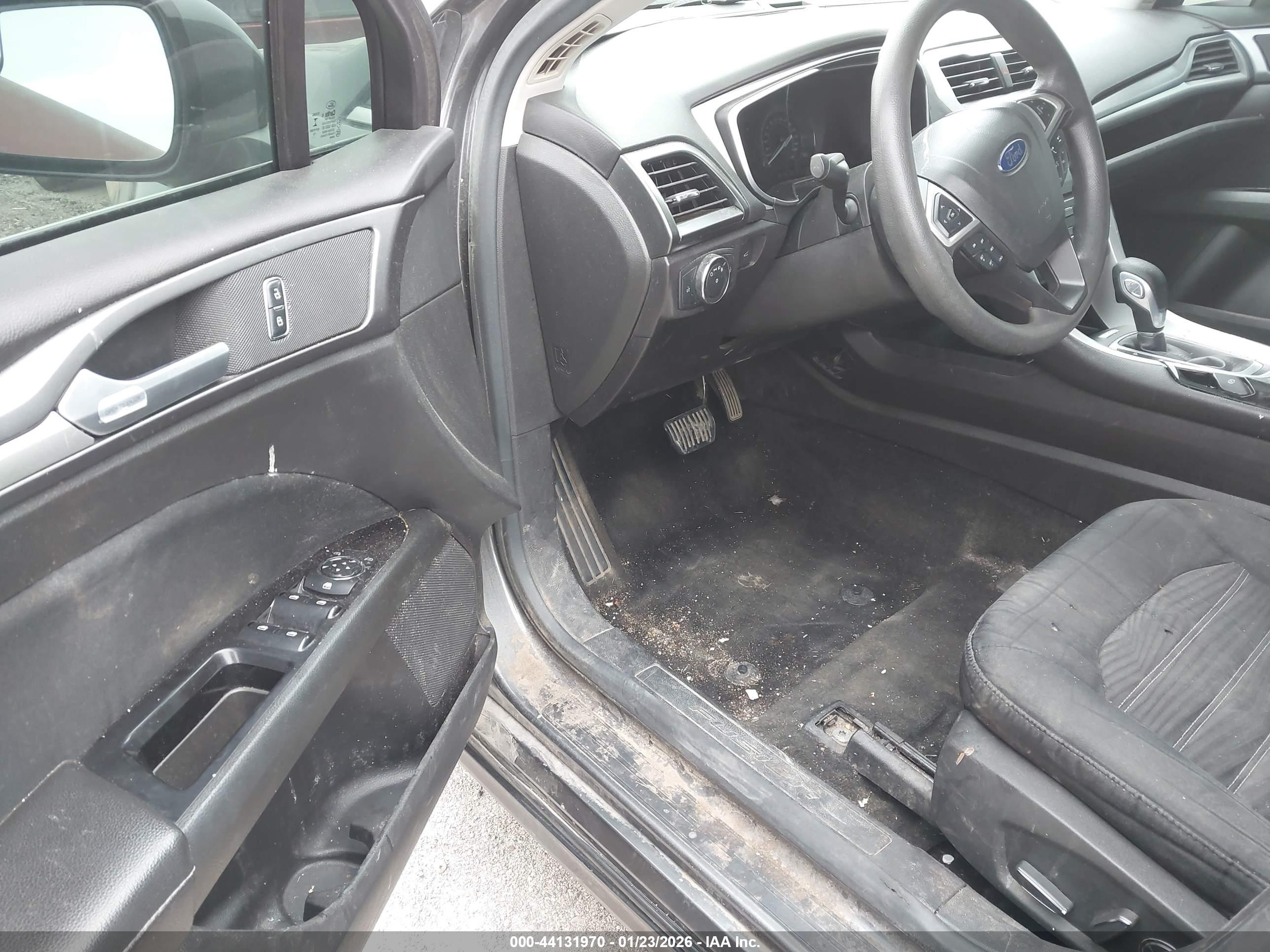 FORD FUSION image 5