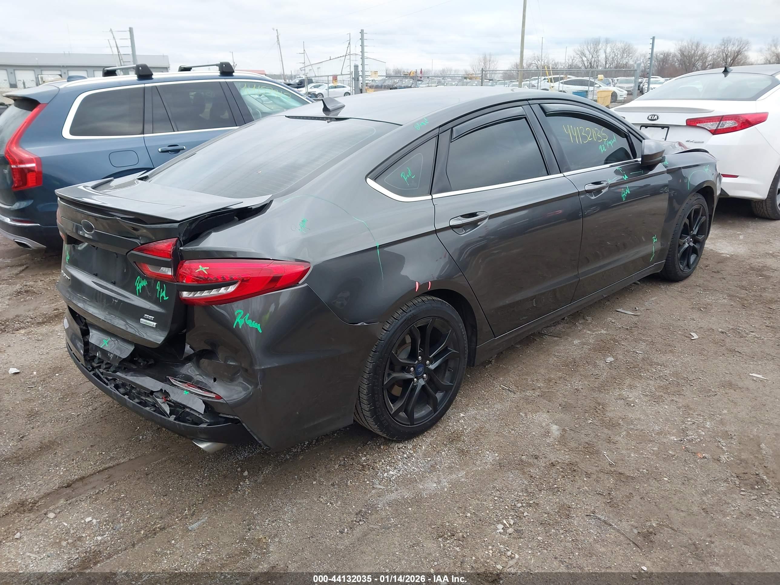 FORD FUSION image 4
