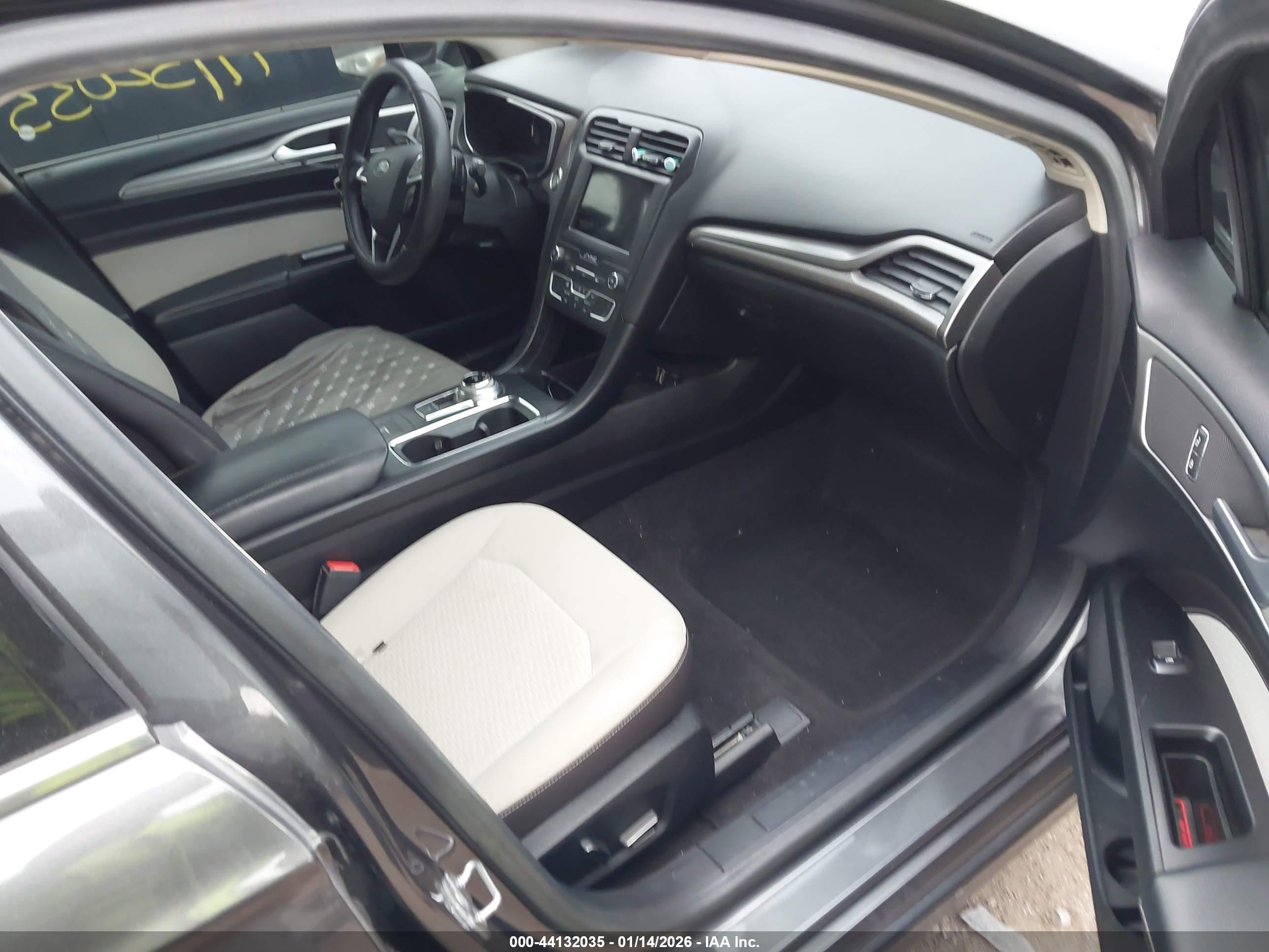 FORD FUSION image 5
