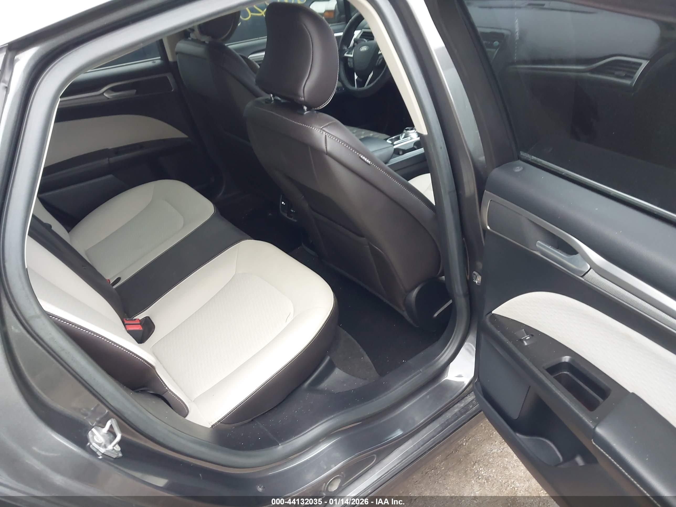 FORD FUSION image 8
