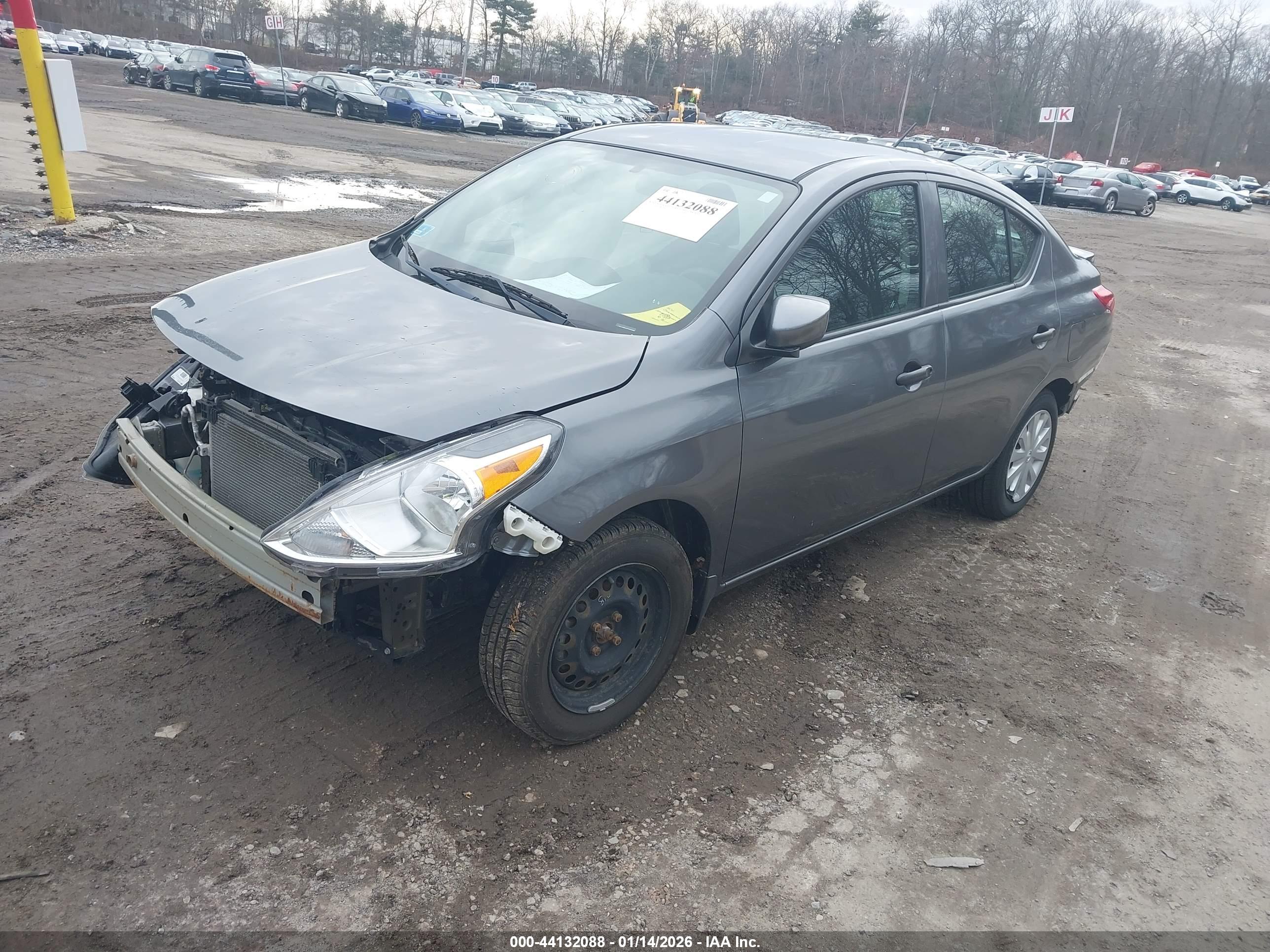 NISSAN VERSA image 2