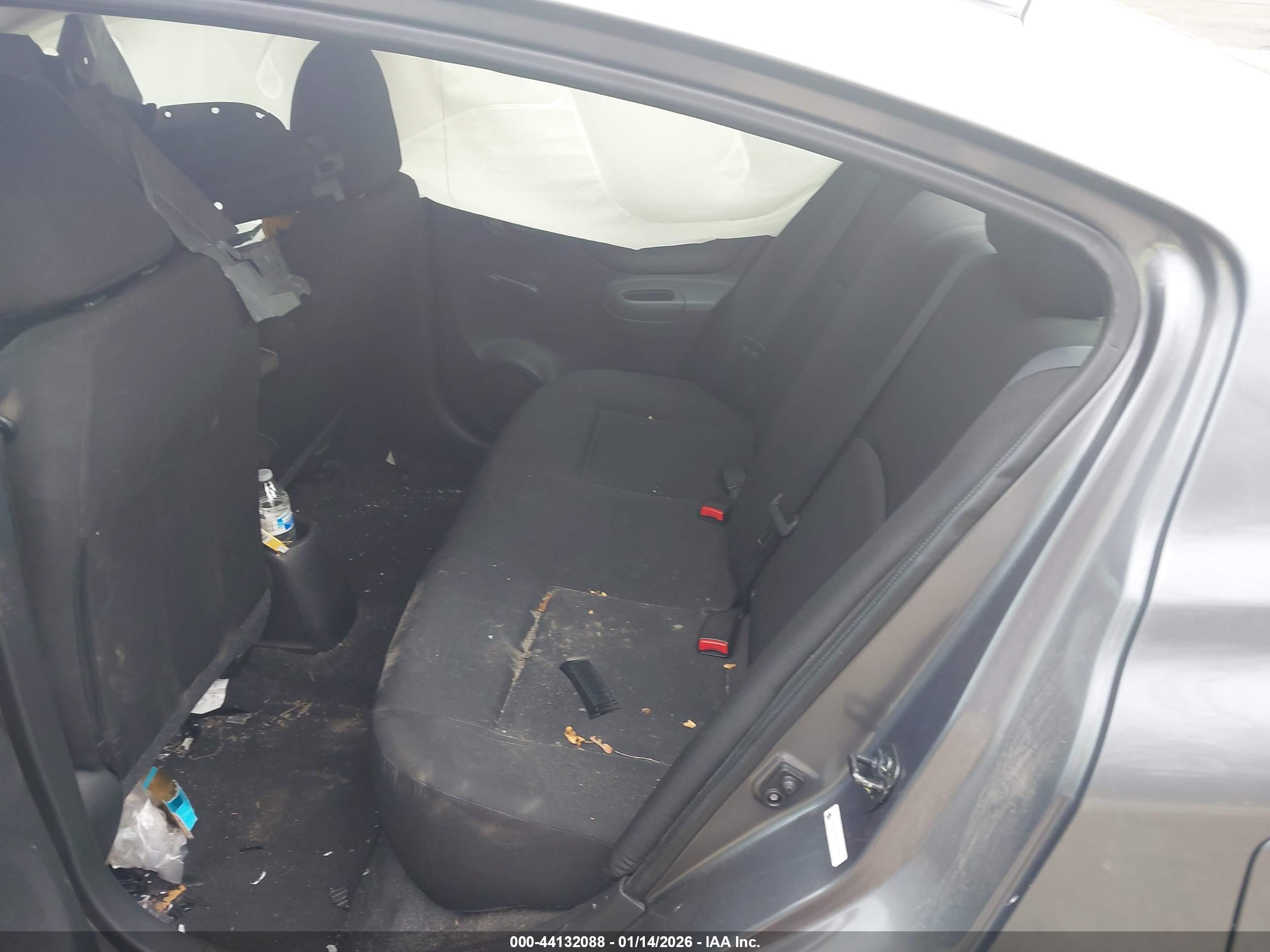NISSAN VERSA image 8