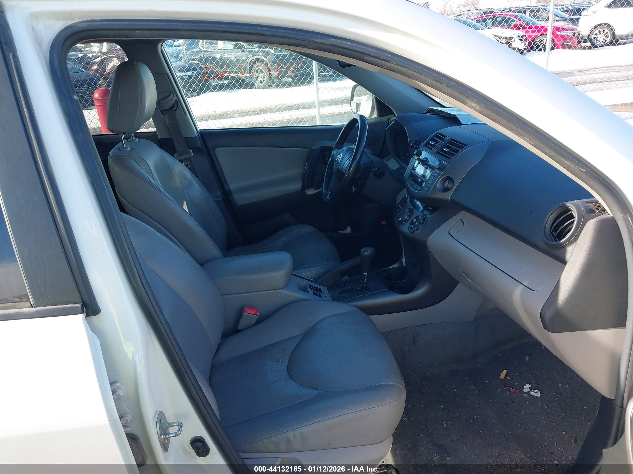 TOYOTA RAV4 image 5